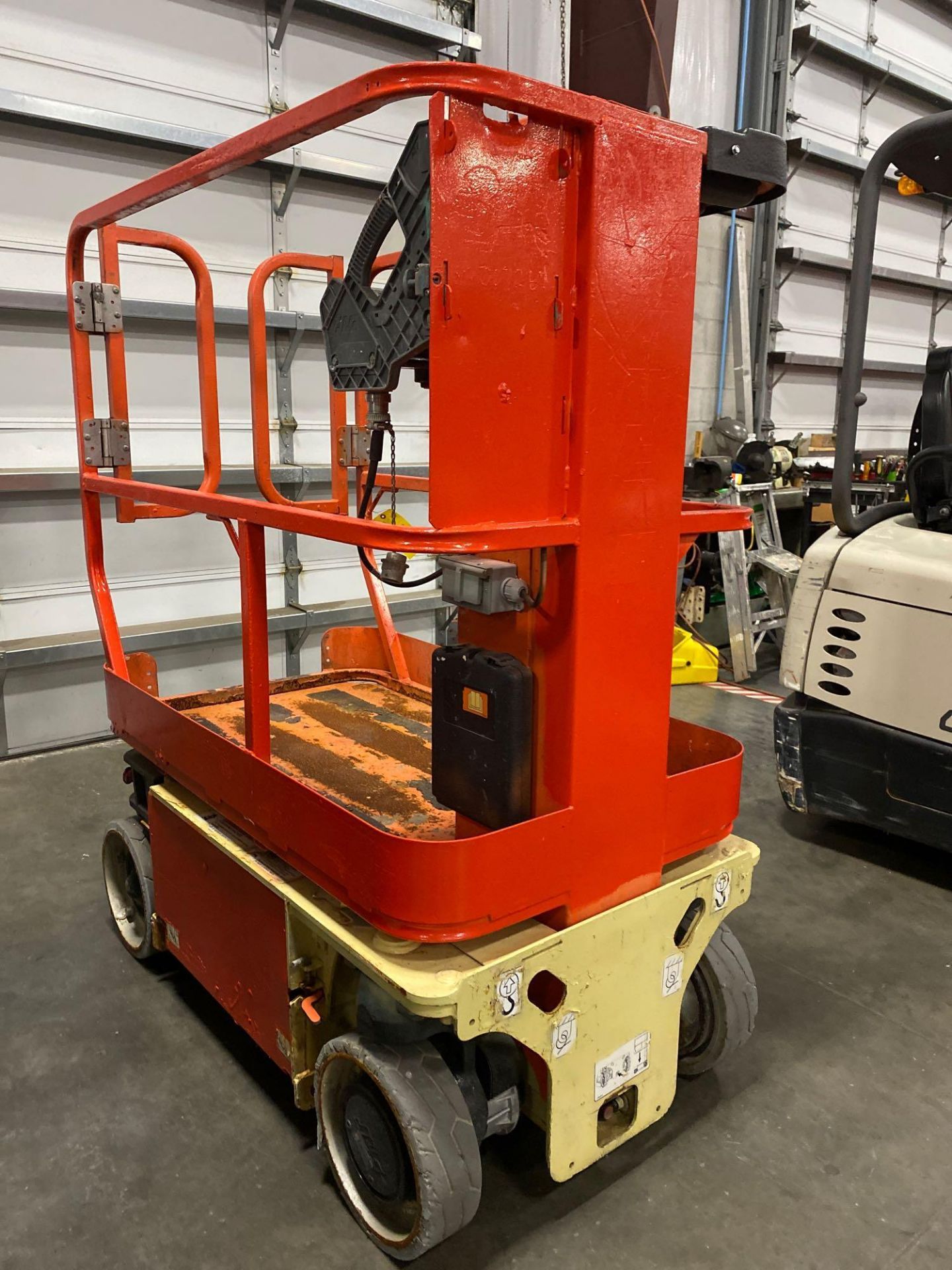JLG 1230ES ELECTRIC MAN LIFT, SELF PROPELLED, BUILT IN BATTERY CHARGER, 12' PLATFORM HEIGHT, 444 HOU - Image 3 of 6