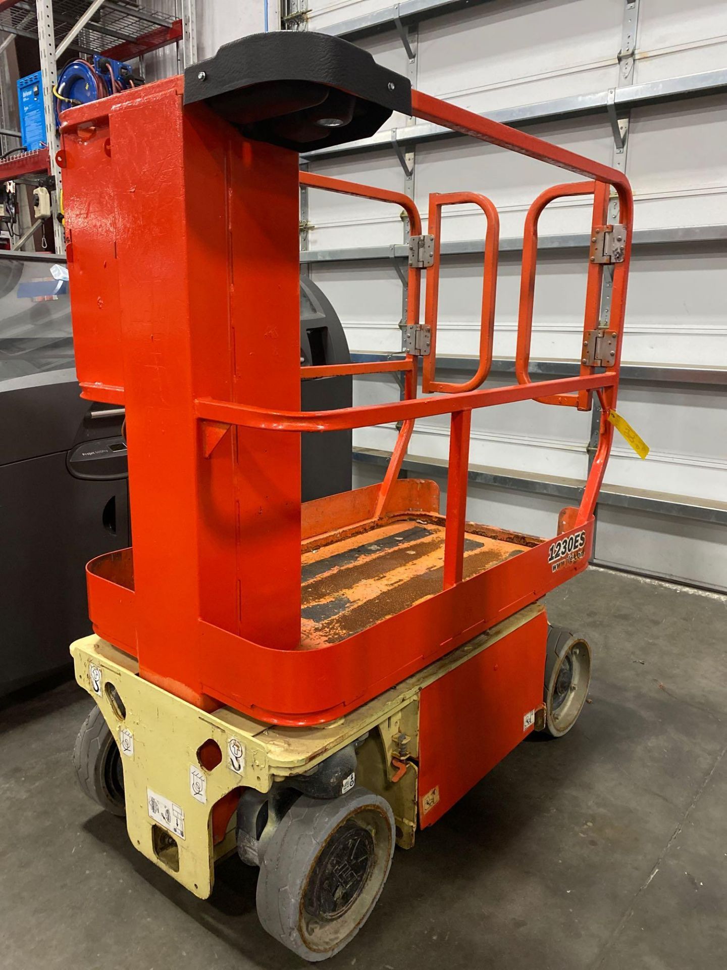 JLG 1230ES ELECTRIC MAN LIFT, SELF PROPELLED, BUILT IN BATTERY CHARGER, 12' PLATFORM HEIGHT, 444 HOU - Image 2 of 6