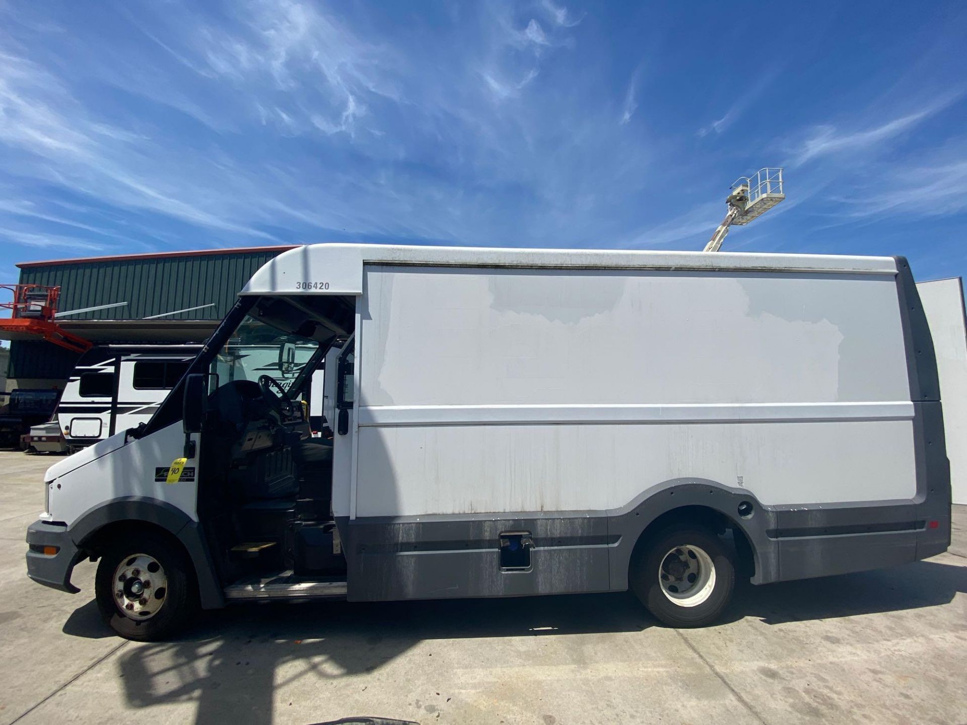 2012 ISUZU STEP VAN, AUTOMATIC, 3.0L DIESEL, BUILT IN STORAGE SHELVES, RUNS & OPERATES - Image 6 of 12