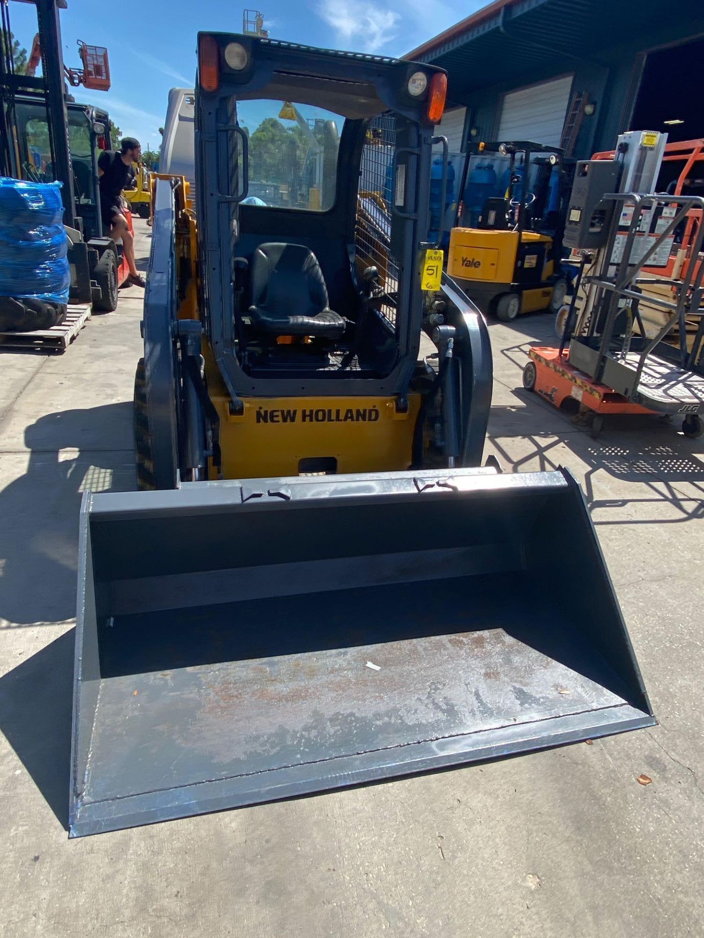 2011 NEW HOLLAND SKID STEER, APPROX. 3,800 HOURS SHOWING, BUCKET ATTACHMENT, RUNS AND OPERATES - Image 3 of 8