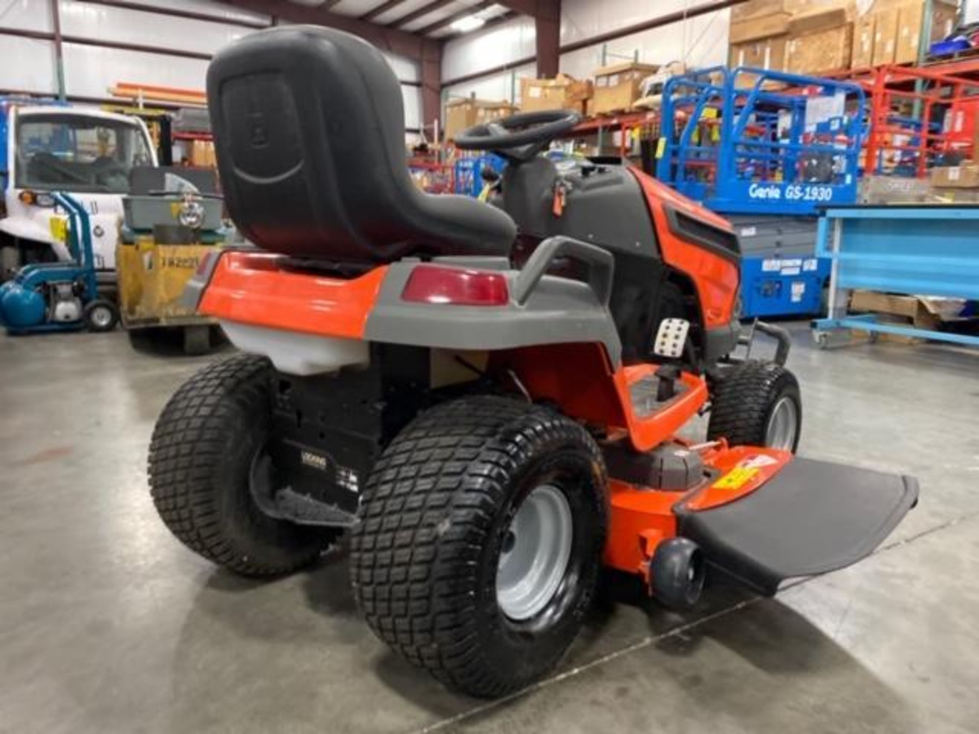 UNUSED HUSQVARNA CLEAR CUT 48" RIDE ON MOWER, YT48DXLS, GAS, 0.4 HOURS SHOWING, RUNS AND OPERATES - Image 6 of 9