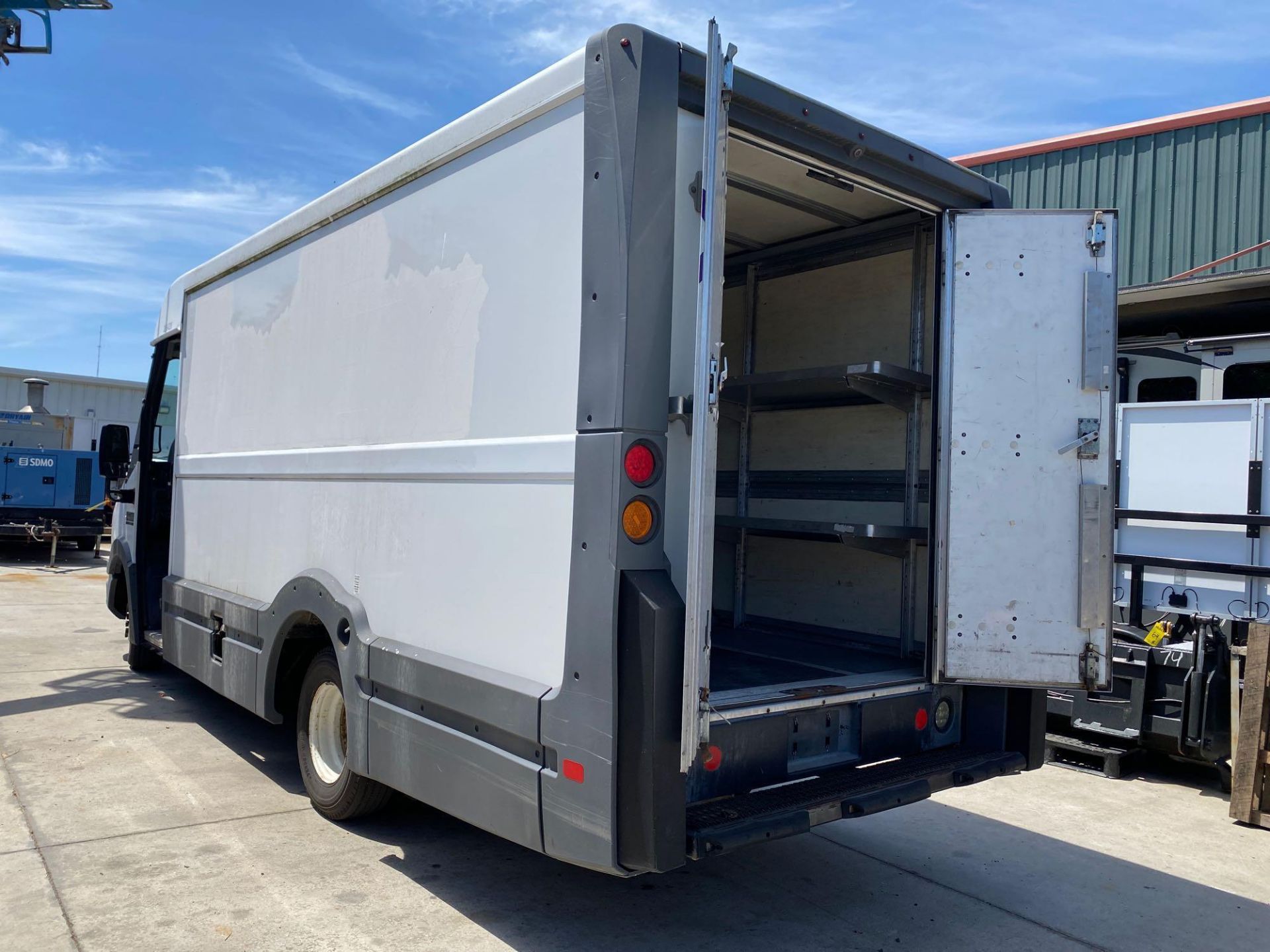 2012 ISUZU STEP VAN, AUTOMATIC, 3.0L DIESEL, BUILT IN STORAGE SHELVES, RUNS & OPERATES - Image 5 of 12