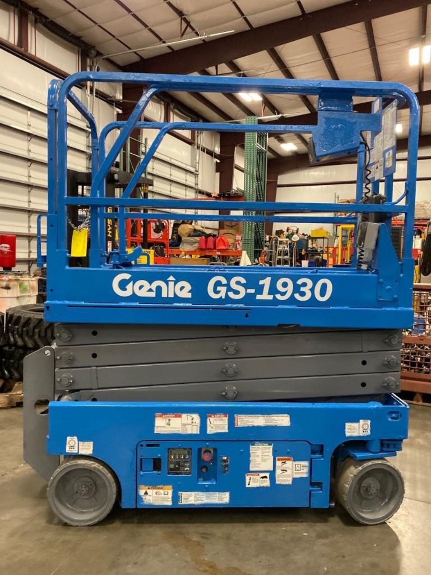 2013 GENIE GS-1930 ELECTRIC SCISSOR LIFT, SELF PROPELLED, 19' PLATFORM HEIGHT, BUILT IN BATTERY CHAR - Image 5 of 7