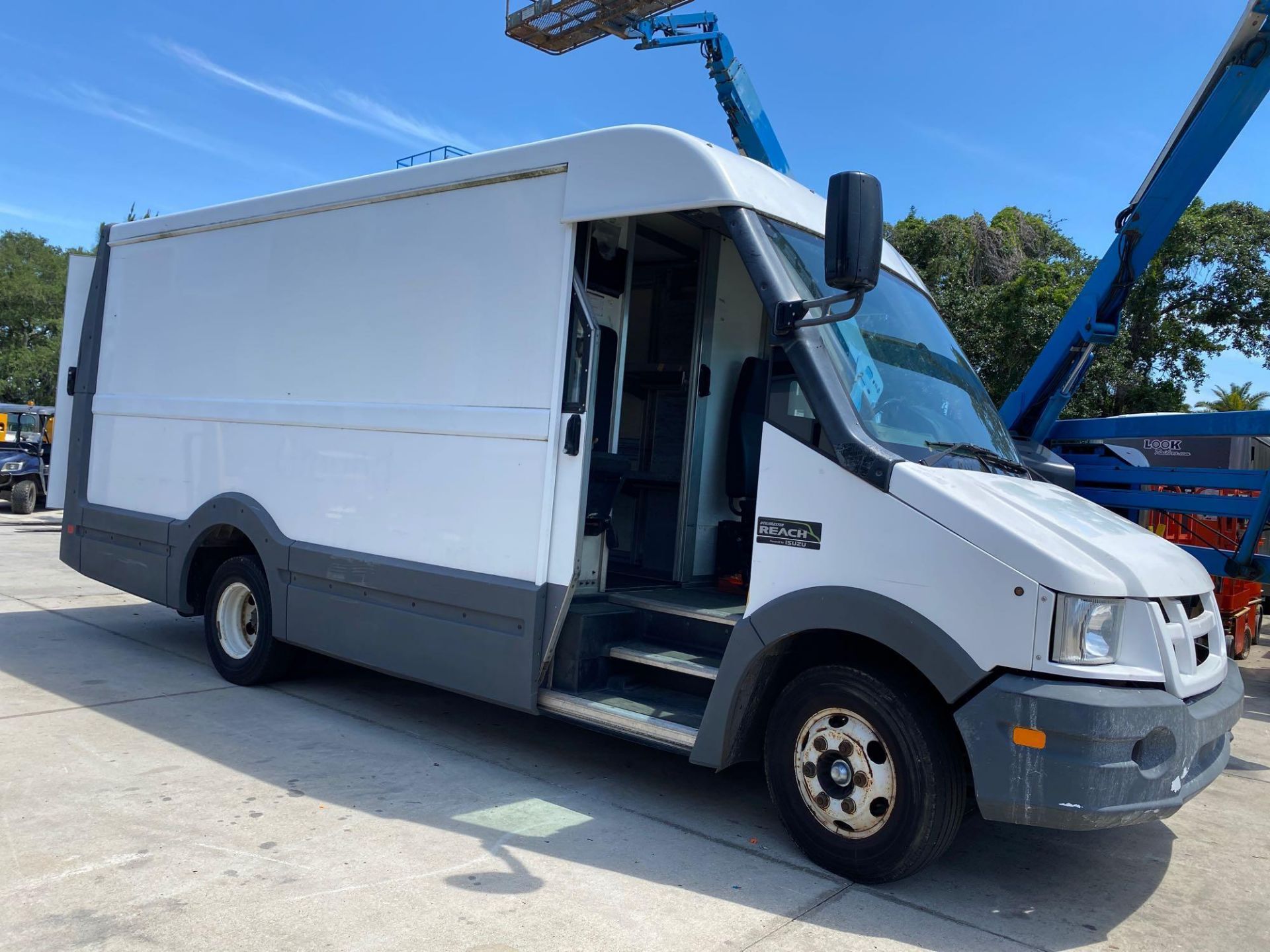 2012 ISUZU STEP VAN, AUTOMATIC, 3.0L DIESEL, BUILT IN STORAGE SHELVES, RUNS & OPERATES - Image 2 of 12