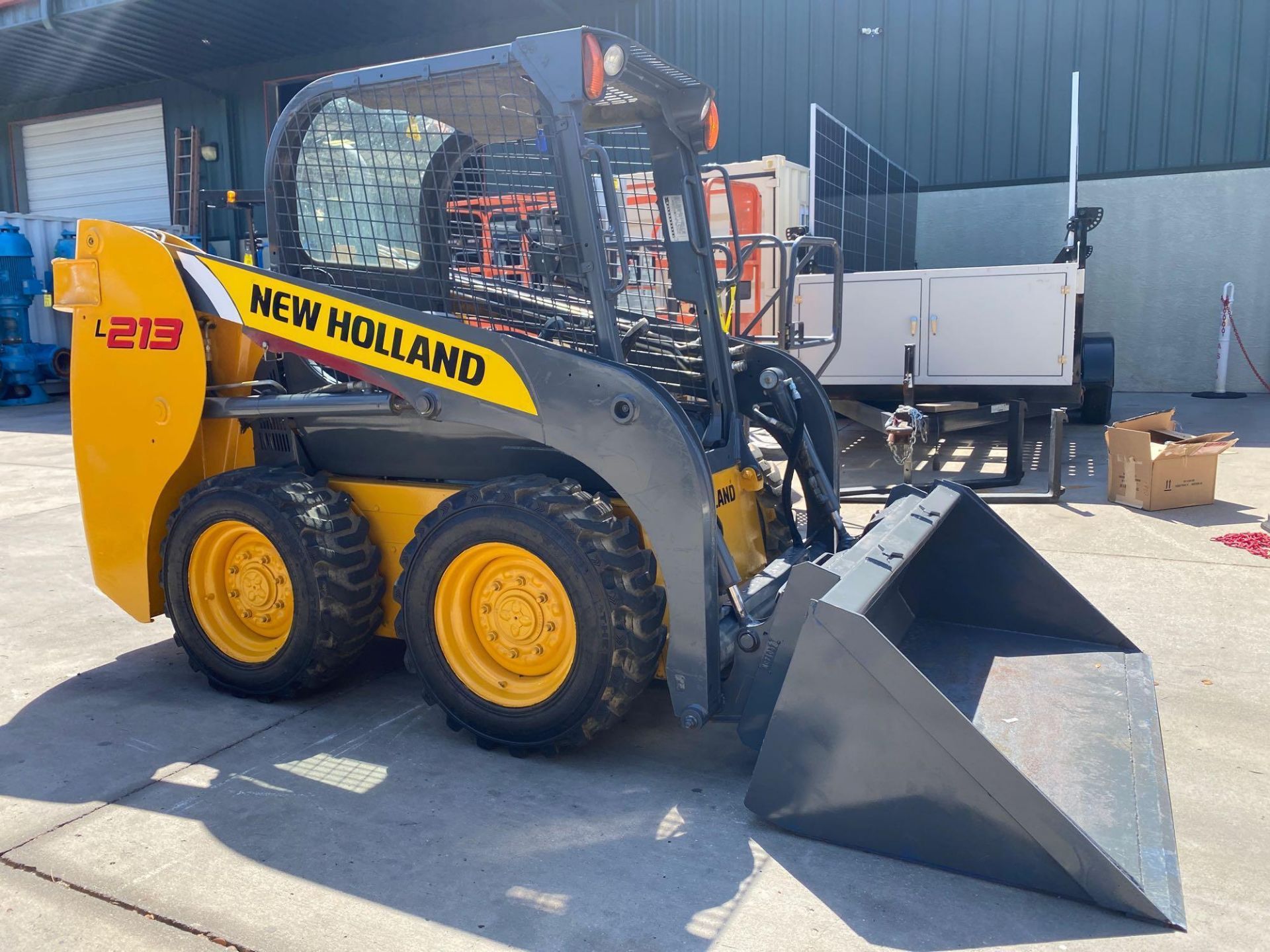 2011 NEW HOLLAND SKID STEER, APPROX. 3,800 HOURS SHOWING, BUCKET ATTACHMENT, RUNS AND OPERATES - Image 4 of 8