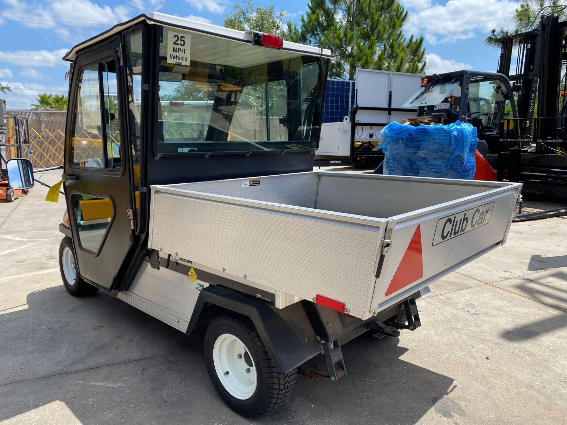 2010 CLUB CAR UTILITY CART, ENCLOSED CAB, ELECTRIC, CHARGER INCLUDED, DUMP BED, HITCH - Image 5 of 11