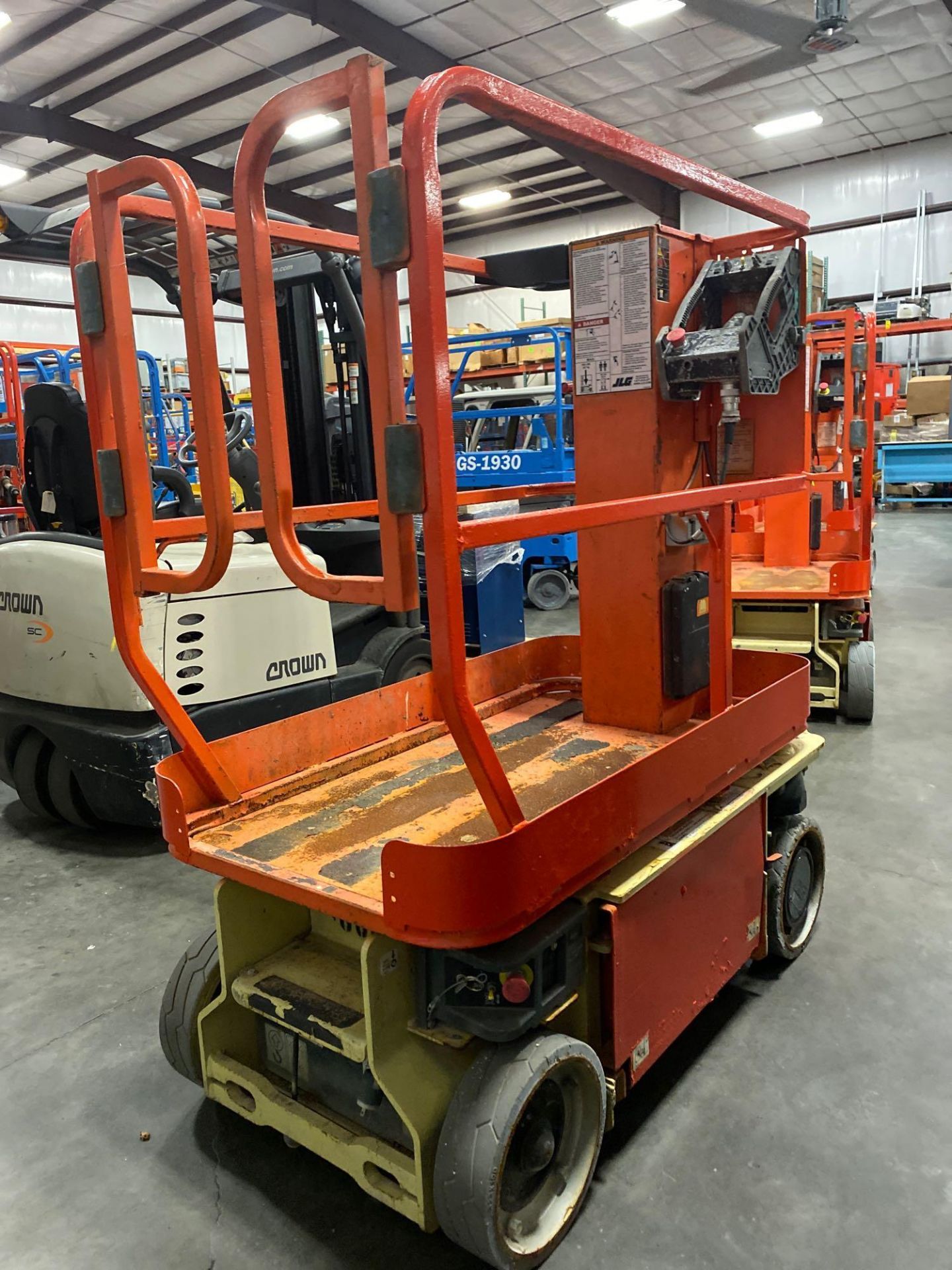 JLG 1230ES ELECTRIC MAN LIFT, SELF PROPELLED, BUILT IN BATTERY CHARGER, 12' PLATFORM HEIGHT, 444 HOU - Image 4 of 6