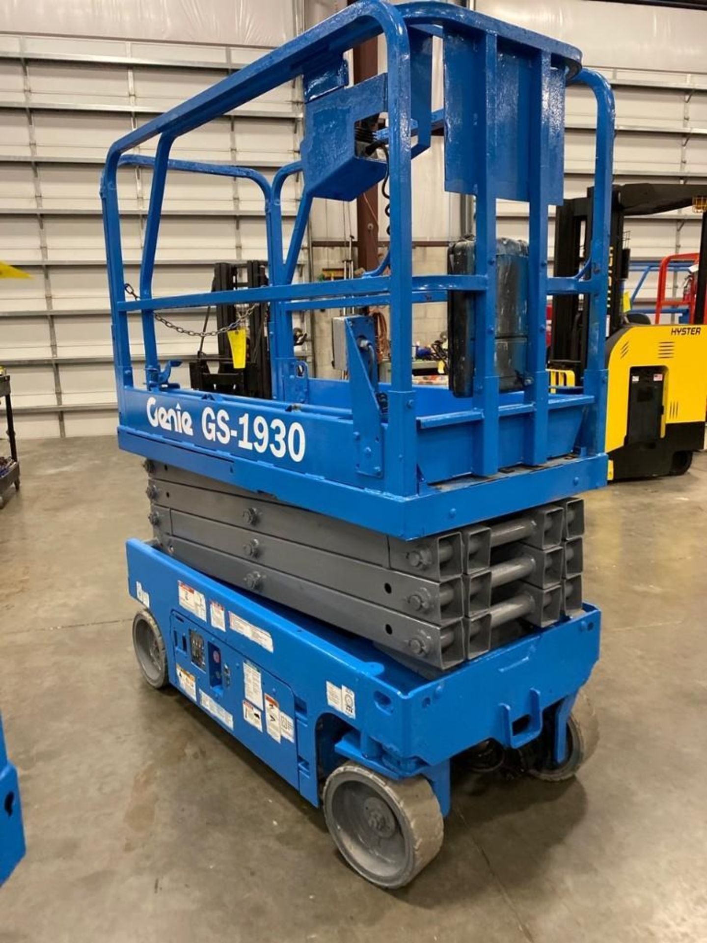 2013 GENIE GS-1930 ELECTRIC SCISSOR LIFT, SELF PROPELLED, 19' PLATFORM HEIGHT, BUILT IN BATTERY CHAR - Image 4 of 7