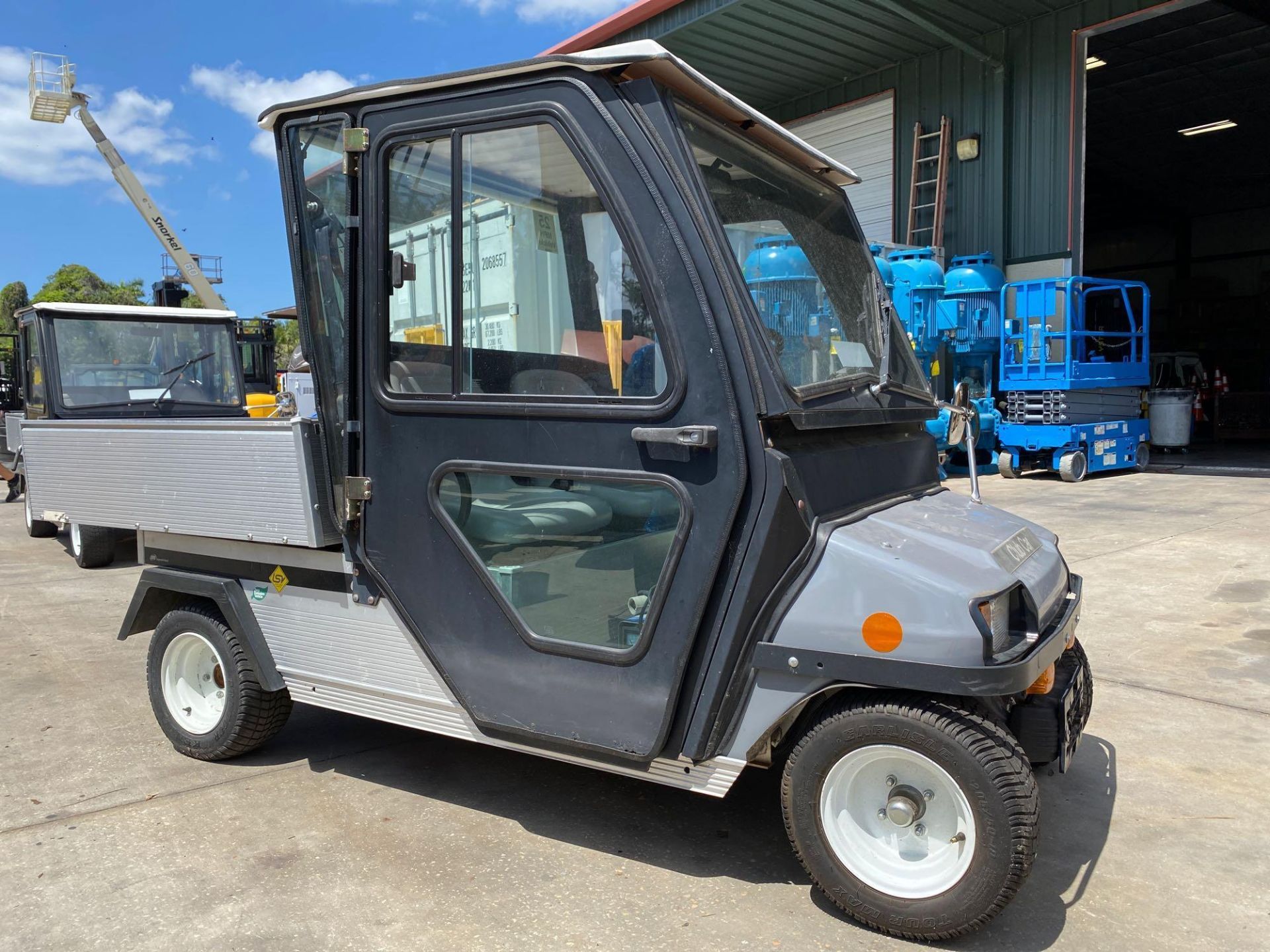 2010 CLUB CAR UTILITY CART, ENCLOSED CAB, ELECTRIC, CHARGER INCLUDED, DUMP BED, HITCH - Image 3 of 11