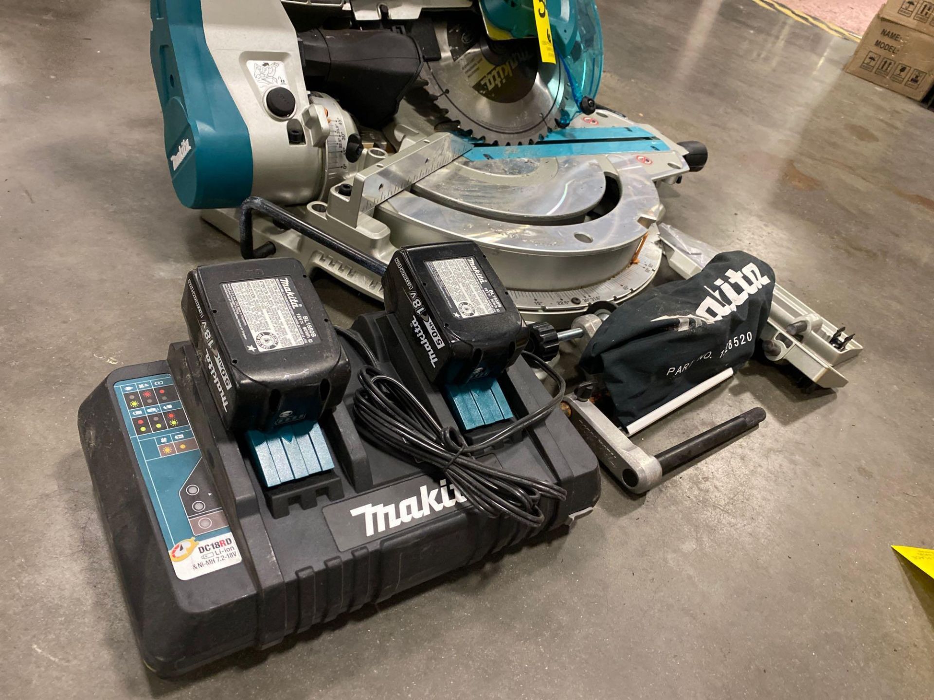 MAKITA XSL06 10" SAW WITH ATTACHMENTS AND BATTERIES - Image 3 of 3