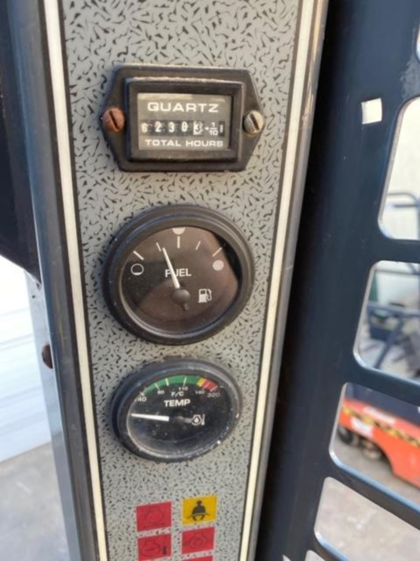 2010 GEHL 5640 TIRBO DIESEL SKID STEER WITH BUCKET ATTACHMENT, RUNS AND OPERATES - Image 7 of 7