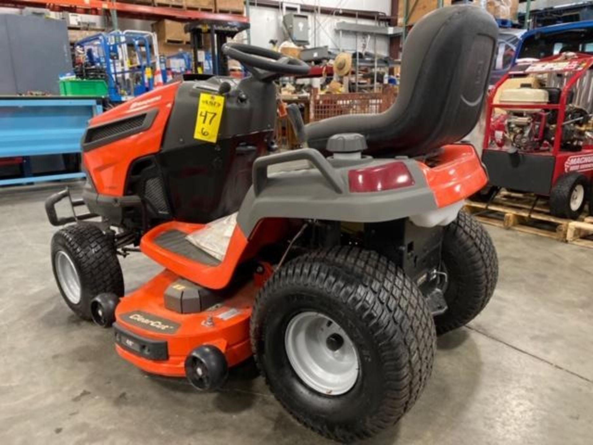 UNUSED HUSQVARNA CLEAR CUT 48" RIDE ON MOWER, YT48DXLS, GAS, 0.4 HOURS SHOWING, RUNS AND OPERATES - Image 5 of 9