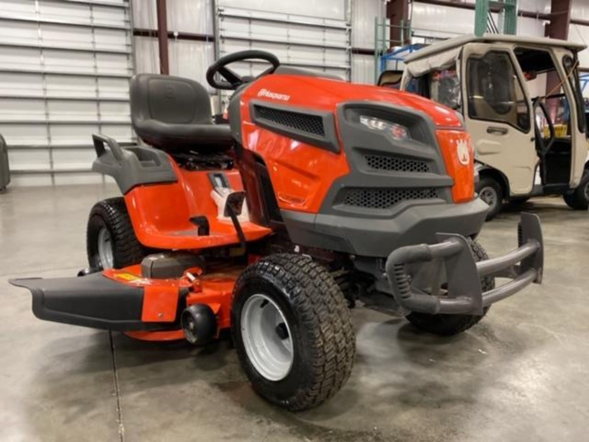 UNUSED HUSQVARNA CLEAR CUT 48" RIDE ON MOWER, YT48DXLS, GAS, 0.4 HOURS SHOWING, RUNS AND OPERATES