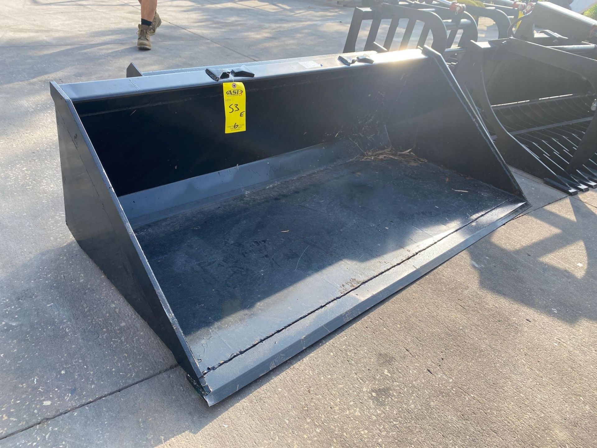 UNUSED 72” UNIVERSAL SKID STEER HEAVY DUTY BUCKET ATTACHMENT