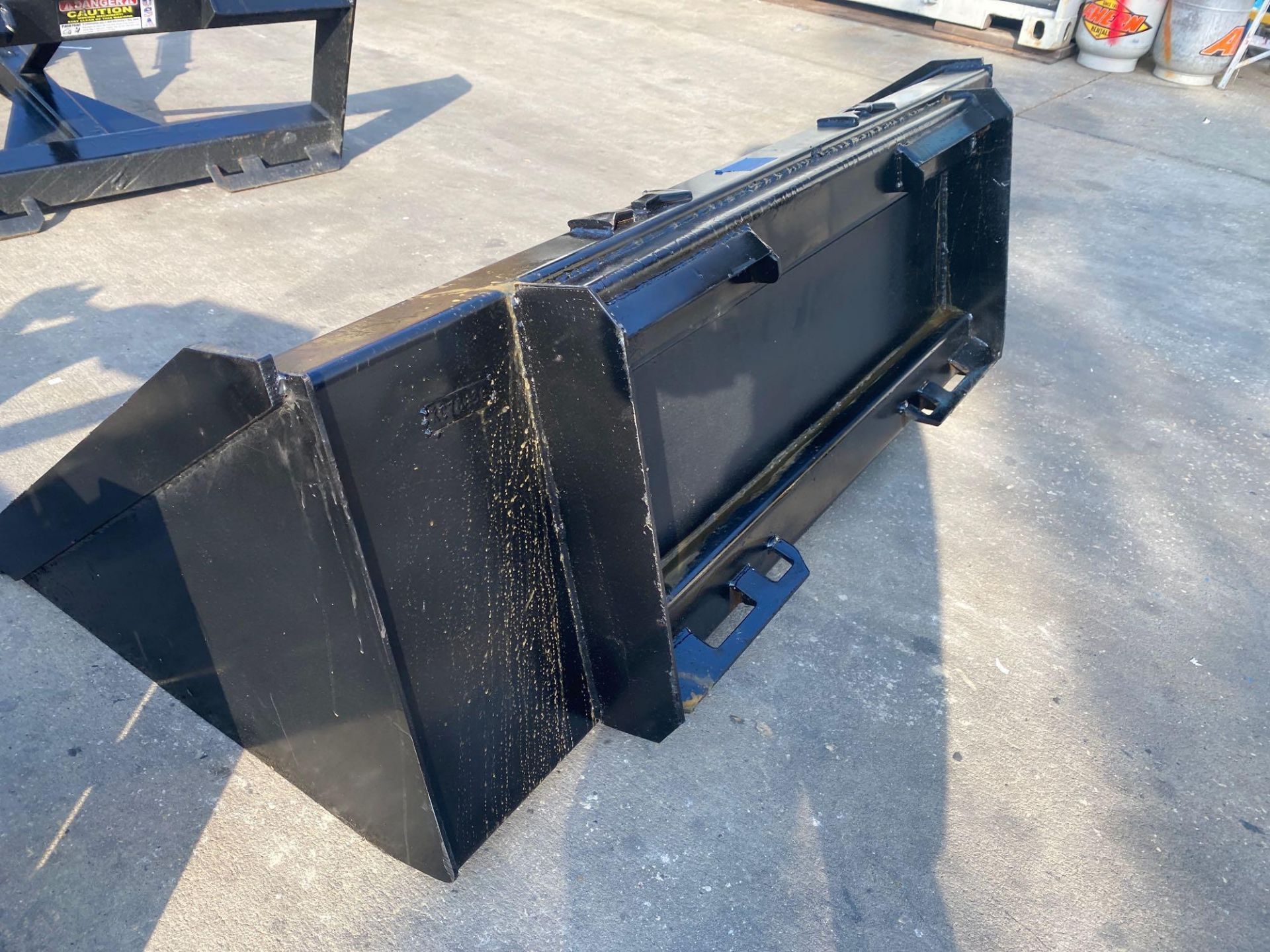 UNUSED 72” UNIVERSAL SKID STEER HEAVY DUTY BUCKET ATTACHMENT - Image 3 of 4