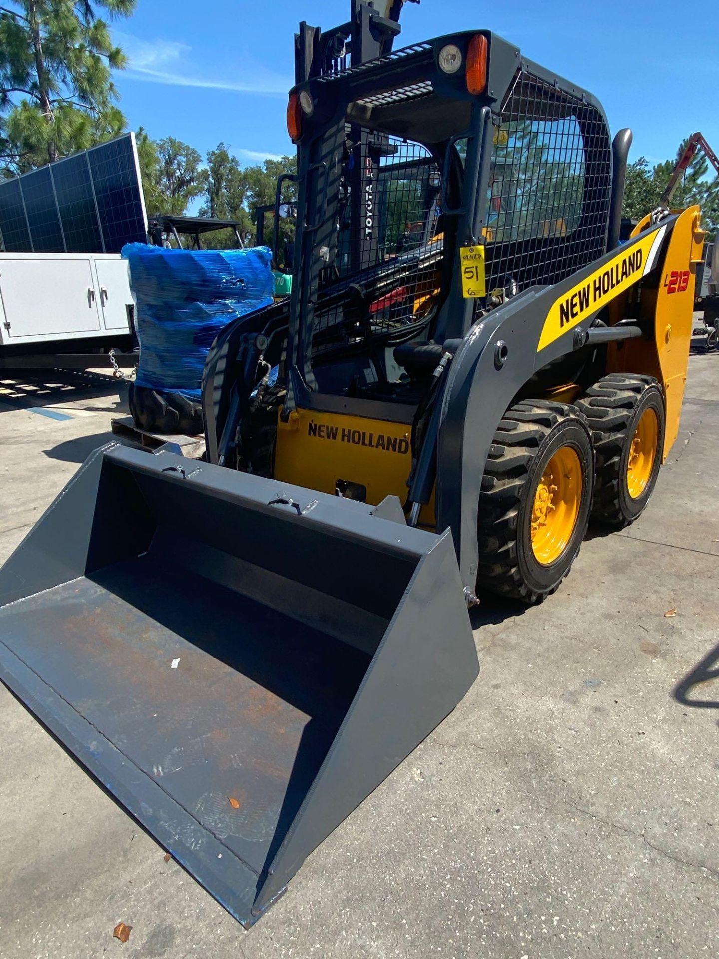 2011 NEW HOLLAND SKID STEER, APPROX. 3,800 HOURS SHOWING, BUCKET ATTACHMENT, RUNS AND OPERATES - Image 2 of 8