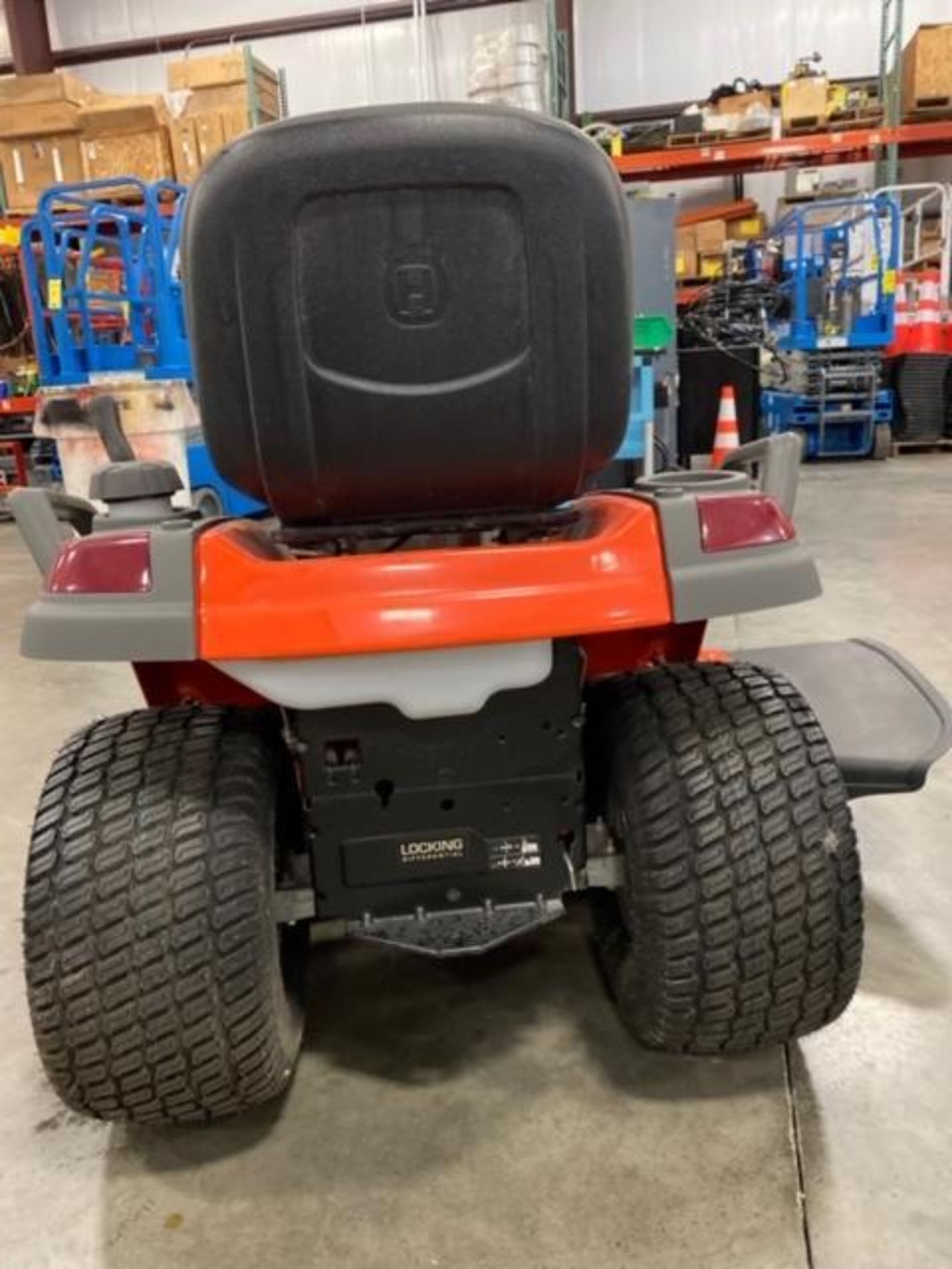 UNUSED HUSQVARNA CLEAR CUT 48" RIDE ON MOWER, YT48DXLS, GAS, 0.4 HOURS SHOWING, RUNS AND OPERATES - Image 8 of 9