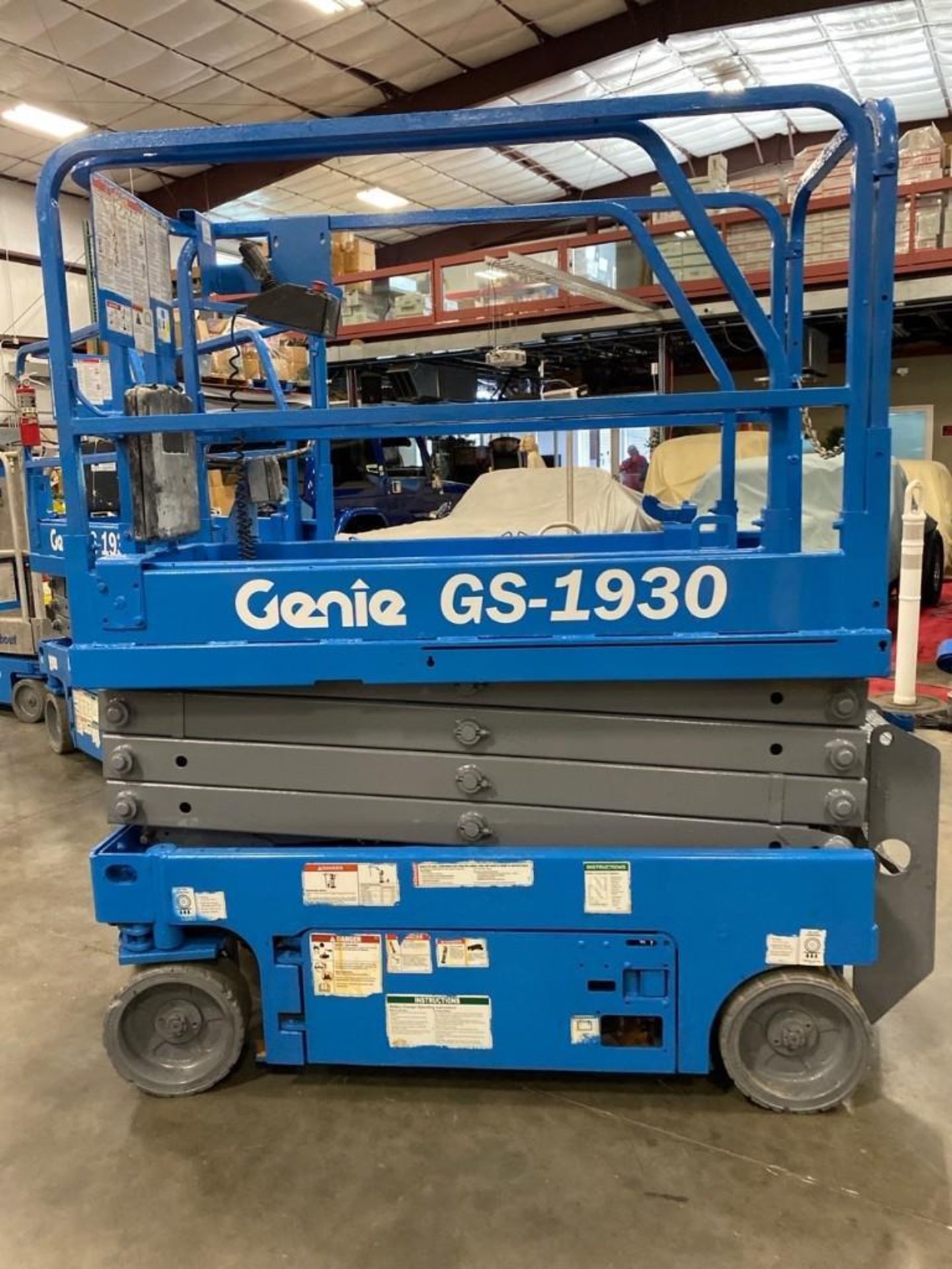 2013 GENIE GS-1930 ELECTRIC SCISSOR LIFT, SELF PROPELLED, 19' PLATFORM HEIGHT, BUILT IN BATTERY CHAR - Image 2 of 7