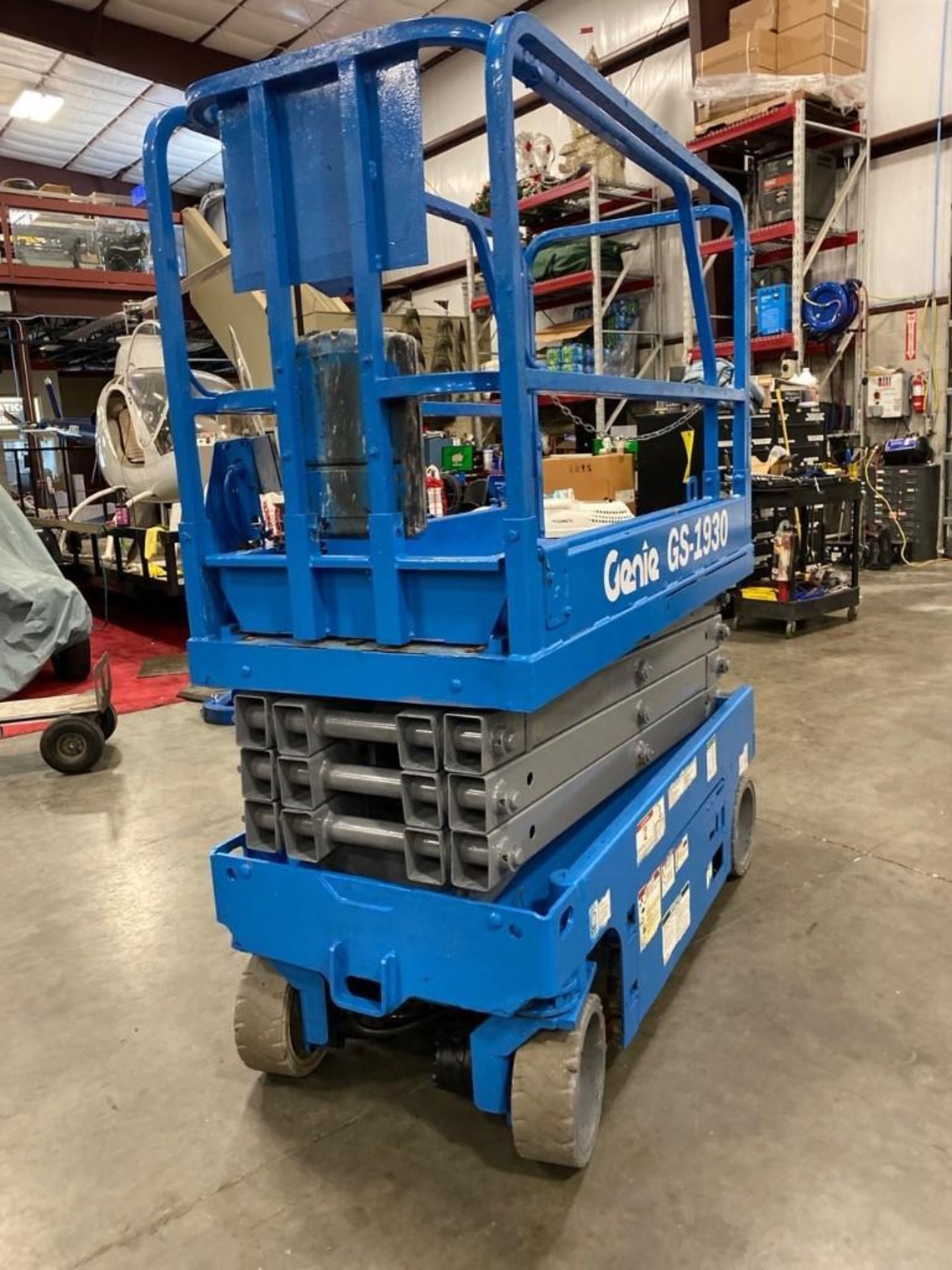 2013 GENIE GS-1930 ELECTRIC SCISSOR LIFT, SELF PROPELLED, 19' PLATFORM HEIGHT, BUILT IN BATTERY CHAR - Image 3 of 7