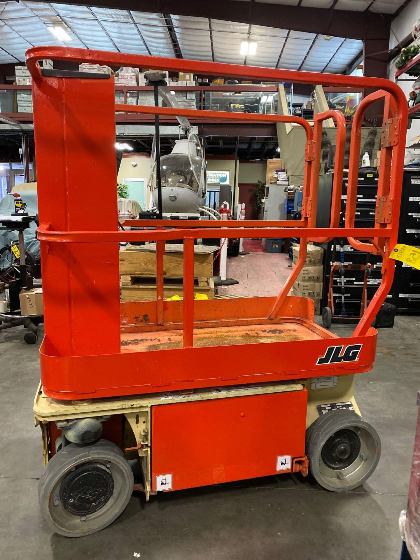 JLG 1230ES ELECTRIC MAN LIFT, SELF PROPELLED, BUILT IN BATTERY CHARGER, 12' PLATFORM HEIGHT, 376 HOU