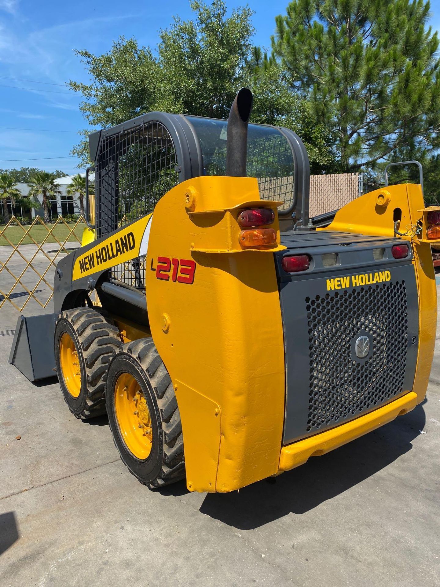 2011 NEW HOLLAND SKID STEER, APPROX. 3,800 HOURS SHOWING, BUCKET ATTACHMENT, RUNS AND OPERATES - Image 8 of 8