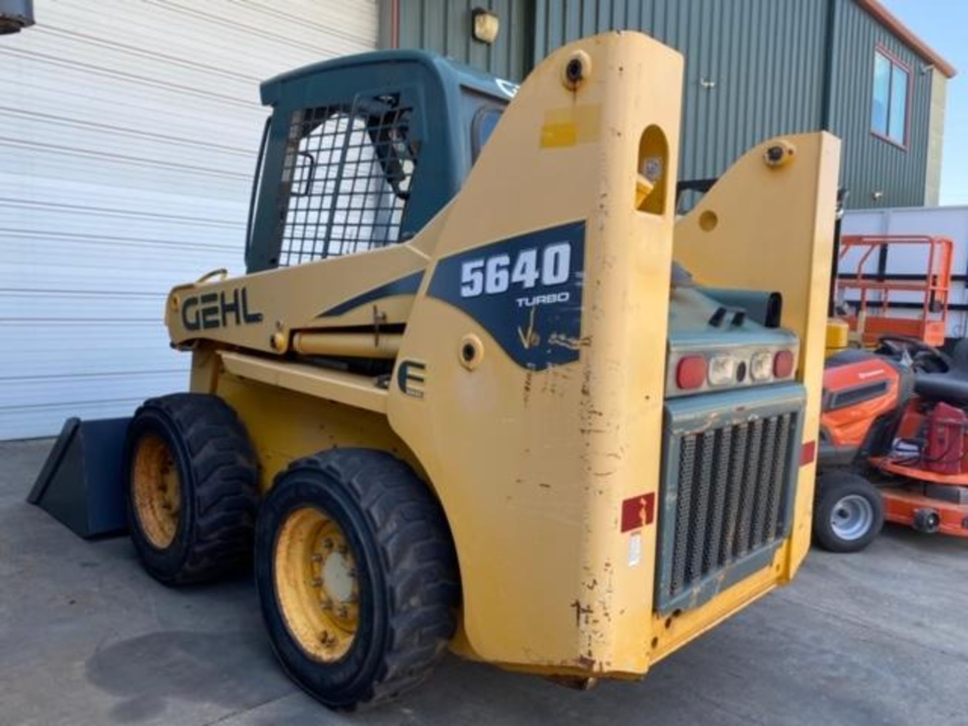 2010 GEHL 5640 TIRBO DIESEL SKID STEER WITH BUCKET ATTACHMENT, RUNS AND OPERATES - Image 4 of 7