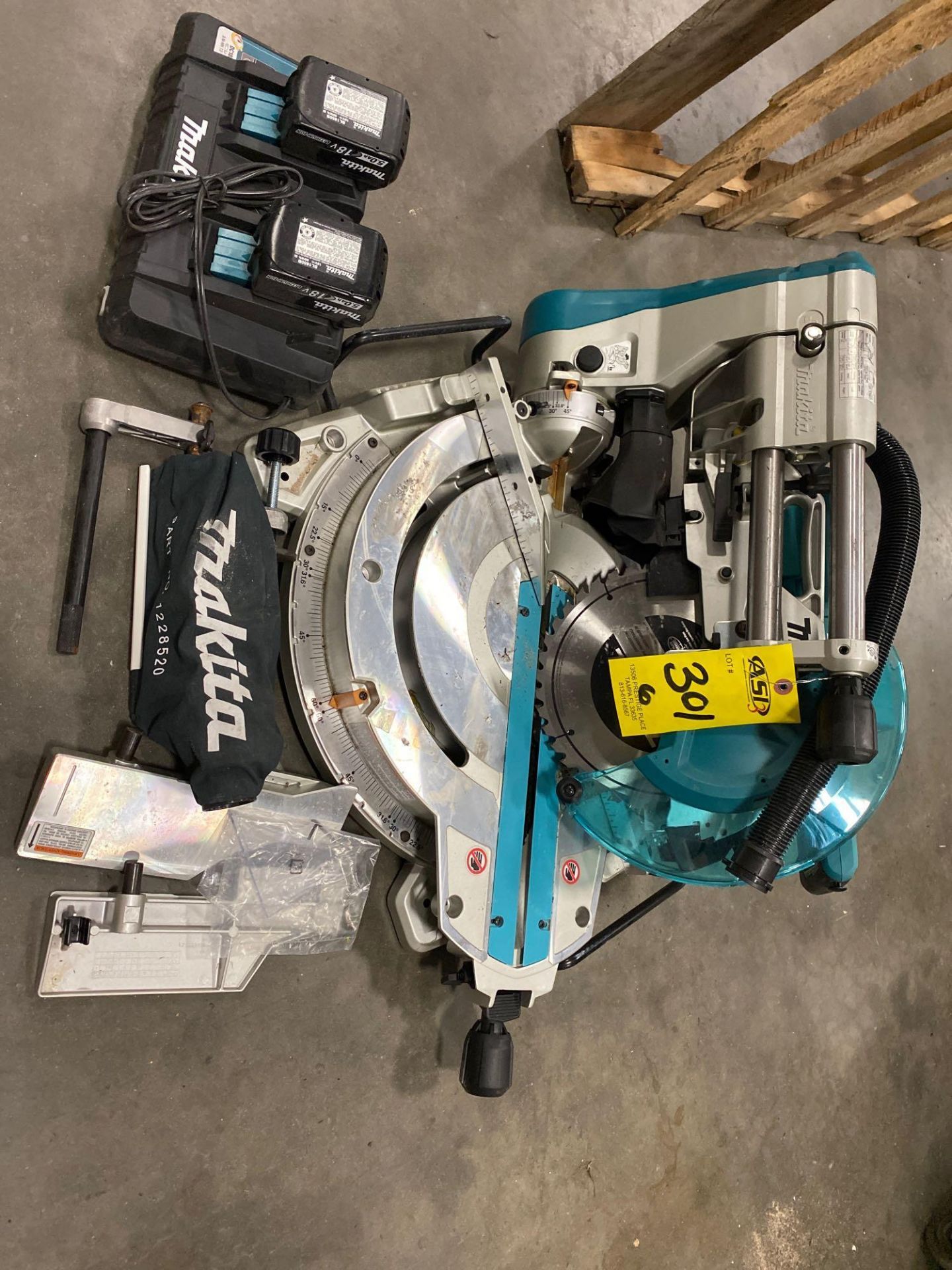 MAKITA XSL06 10" SAW WITH ATTACHMENTS AND BATTERIES