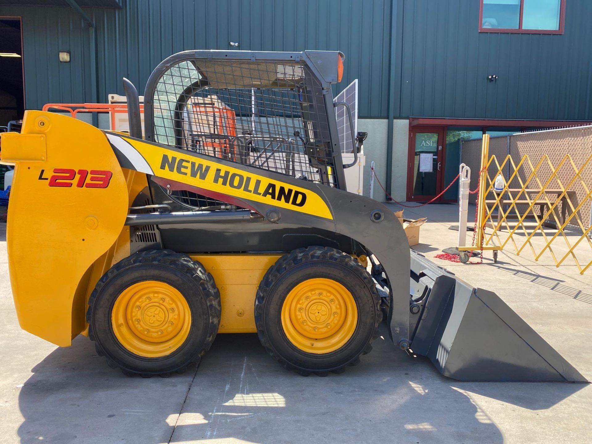 2011 NEW HOLLAND SKID STEER, APPROX. 3,800 HOURS SHOWING, BUCKET ATTACHMENT, RUNS AND OPERATES - Image 5 of 8