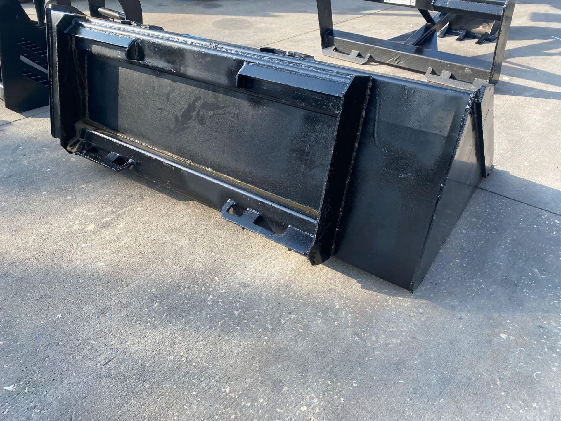 UNUSED 72” UNIVERSAL SKID STEER HEAVY DUTY BUCKET ATTACHMENT - Image 2 of 4