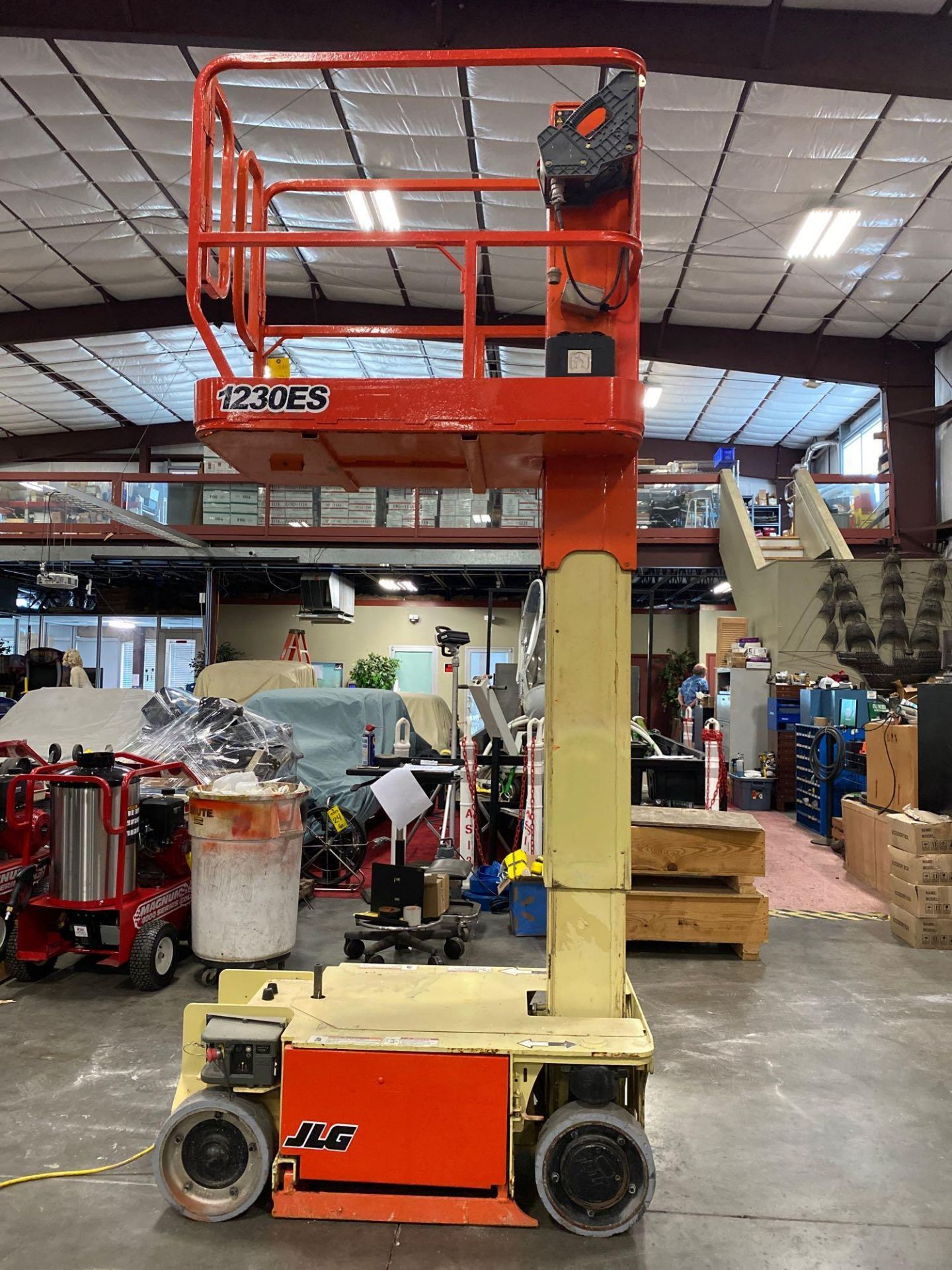 JLG 1230ES SCISSOR LIFT, 12' MAX PLATFORM HEIGHT, BUILT IN BATTERY CHARGER, NON MARKING TIRES, RUNS - Image 6 of 6