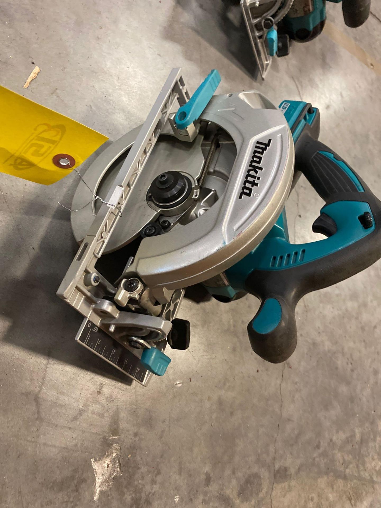 UNUSED RECONDITIONED MAKITA 36V SAW - Image 2 of 3