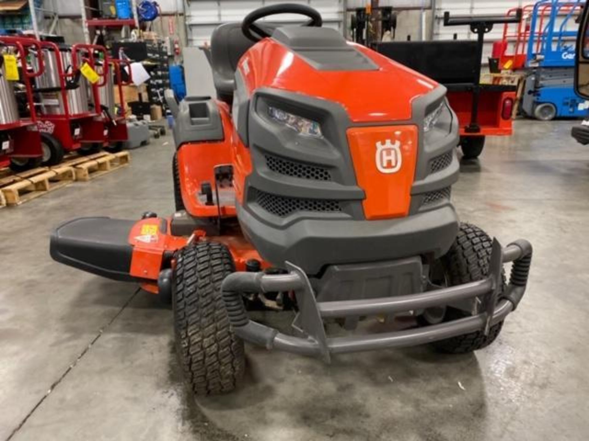 UNUSED HUSQVARNA CLEAR CUT 48" RIDE ON MOWER, YT48DXLS, GAS, 0.4 HOURS SHOWING, RUNS AND OPERATES - Image 2 of 9