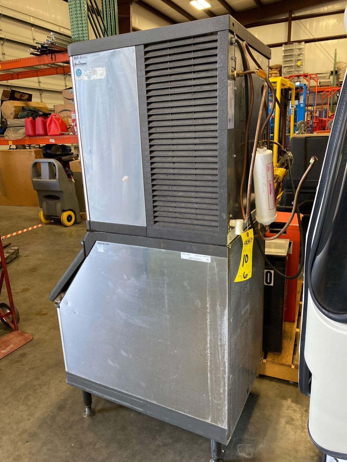 MANITOWOC QD0423W ICE MAKER WITH S320 ICE STORAGE BIN, RUNS AND OPERATES - Image 3 of 6