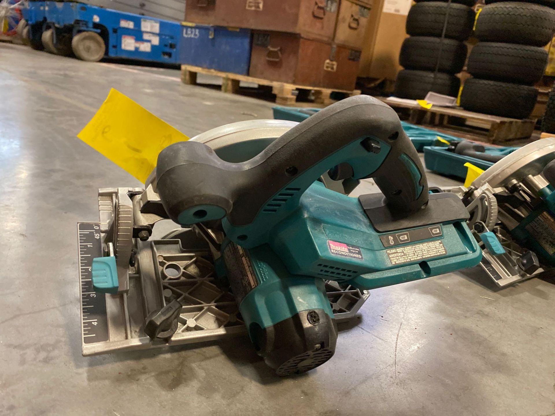 UNUSED RECONDITIONED MAKITA 36V SAW - Image 3 of 3