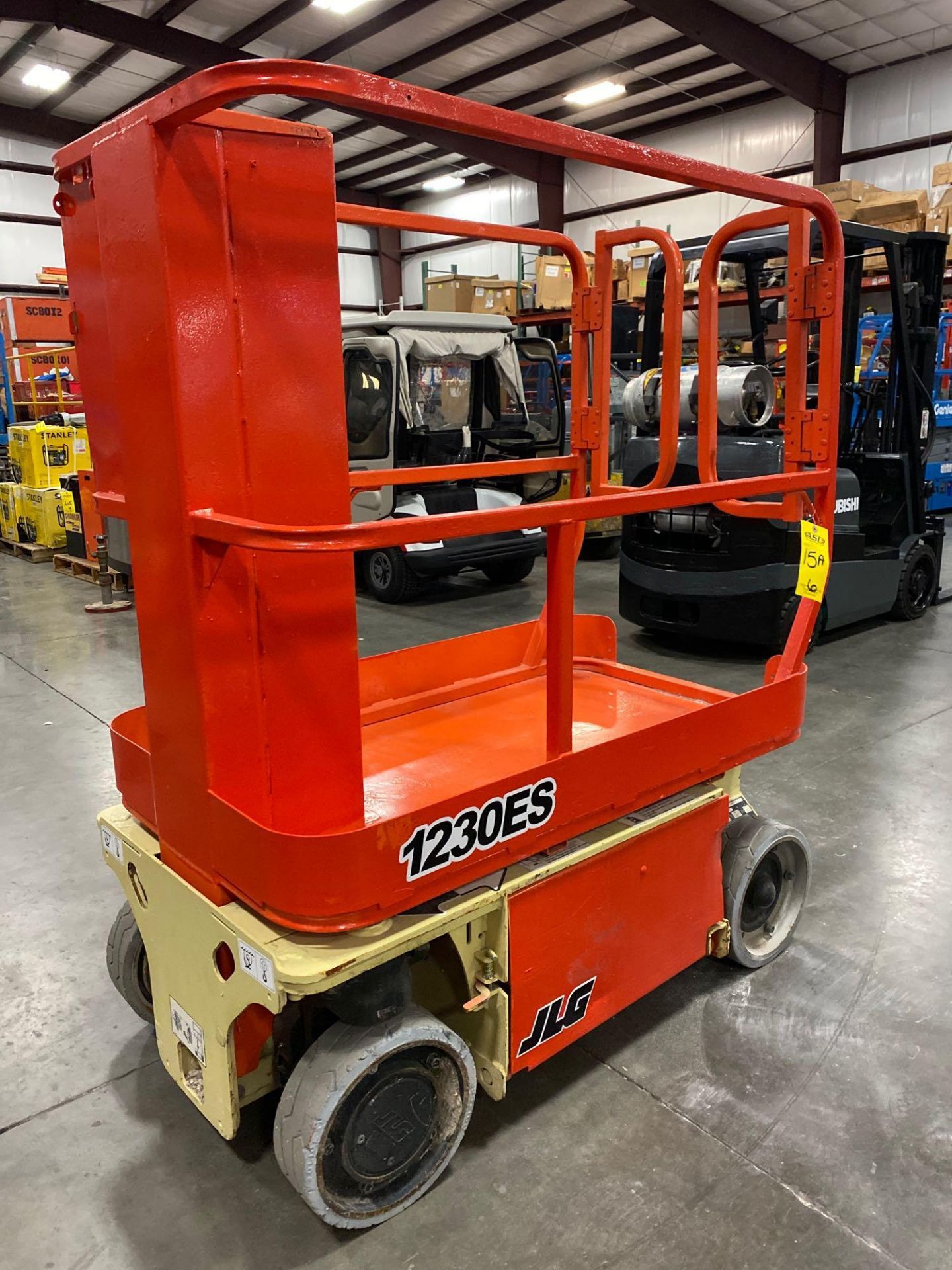 JLG 1230ES SCISSOR LIFT, 12' MAX PLATFORM HEIGHT, BUILT IN BATTERY CHARGER, NON MARKING TIRES, RUNS - Image 3 of 6