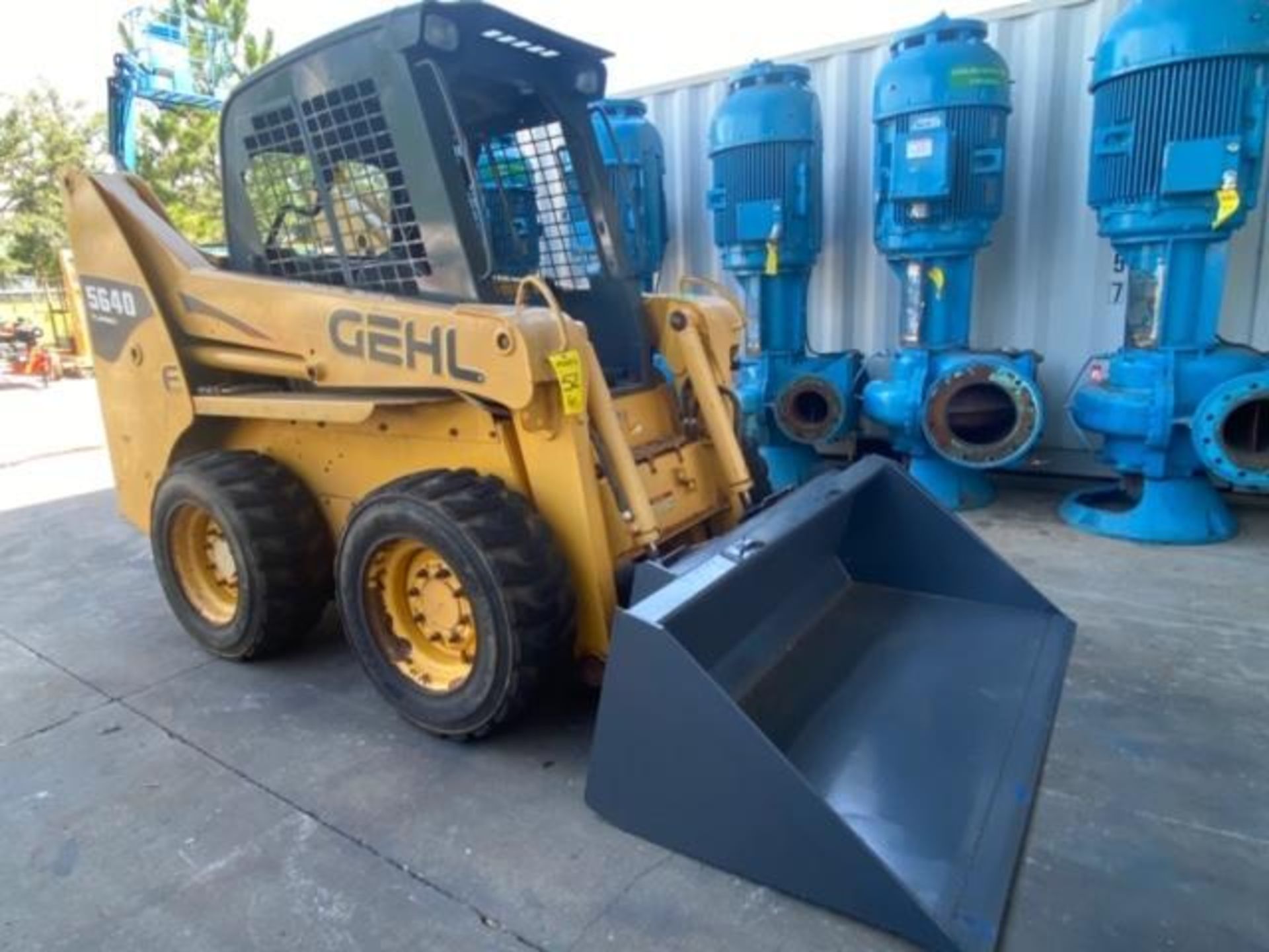 2010 GEHL 5640 TIRBO DIESEL SKID STEER WITH BUCKET ATTACHMENT, RUNS AND OPERATES