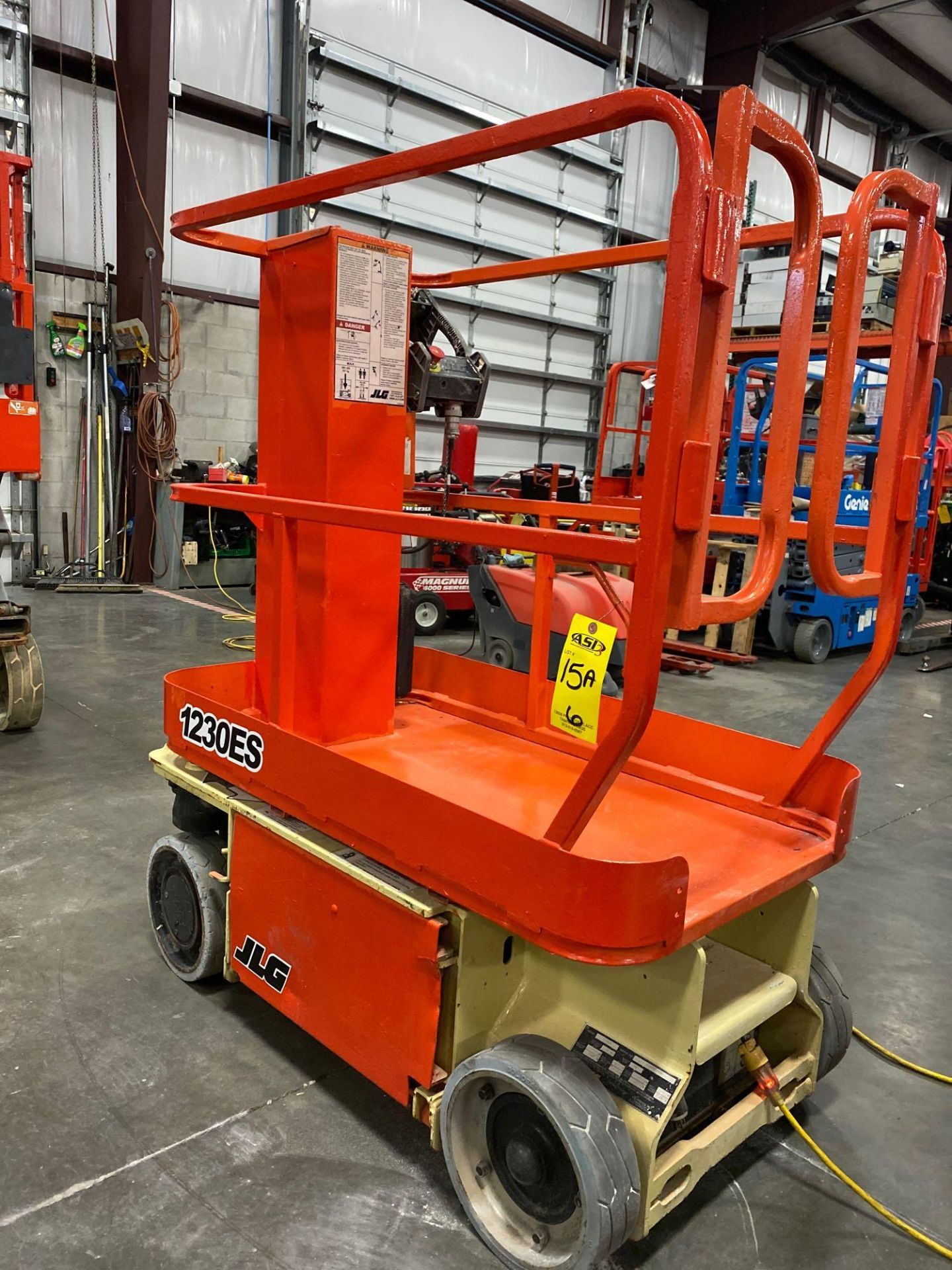 JLG 1230ES SCISSOR LIFT, 12' MAX PLATFORM HEIGHT, BUILT IN BATTERY CHARGER, NON MARKING TIRES, RUNS - Image 4 of 6