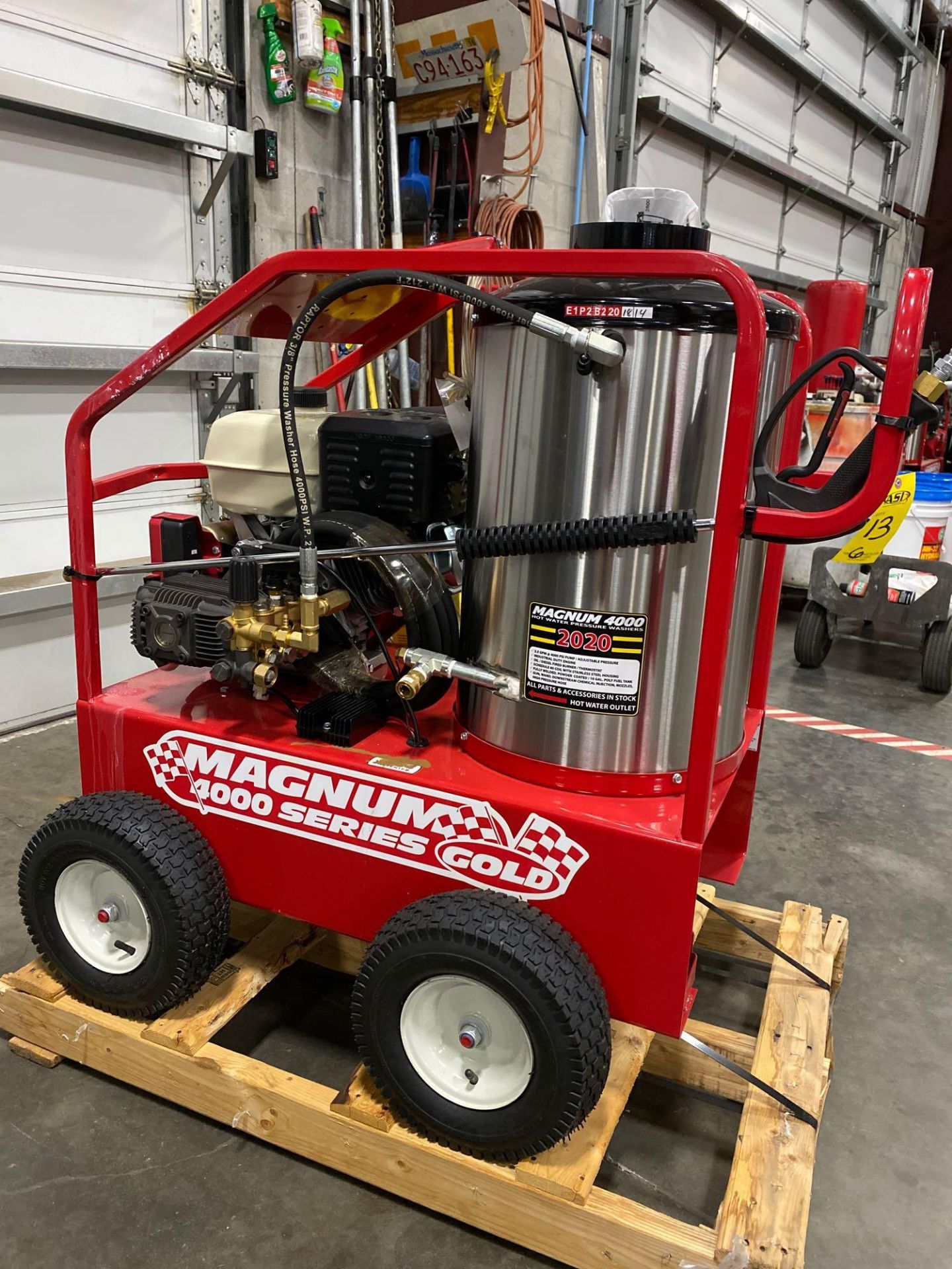 UNUSED 2020 MAGNUM 4000 SERIES HEATED PRESSURE WASHER, ELECTRIC START, GAS POWERED ENGINE, DIESEL PO