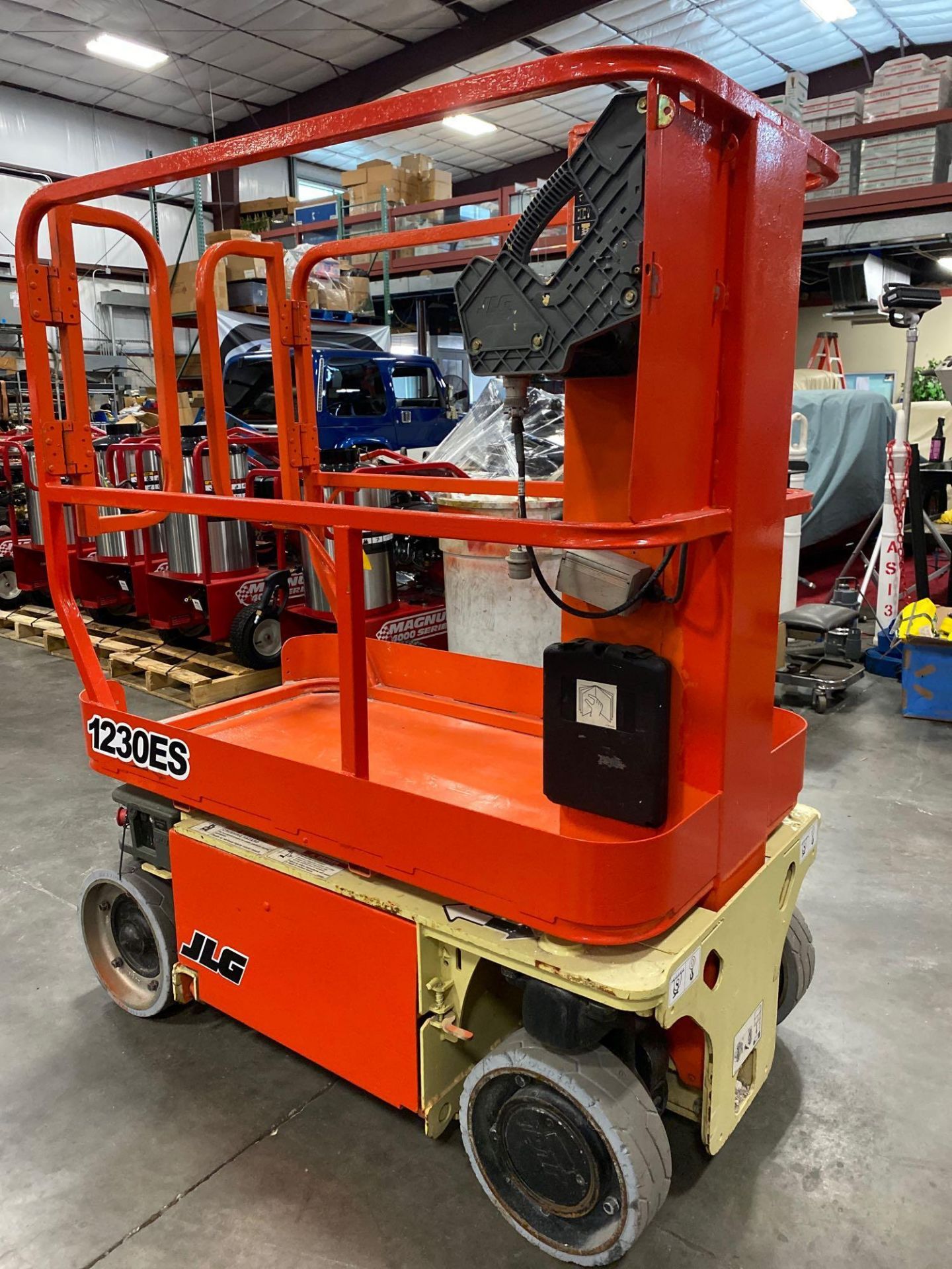 JLG 1230ES SCISSOR LIFT, 12' MAX PLATFORM HEIGHT, BUILT IN BATTERY CHARGER, NON MARKING TIRES, RUNS - Image 2 of 6