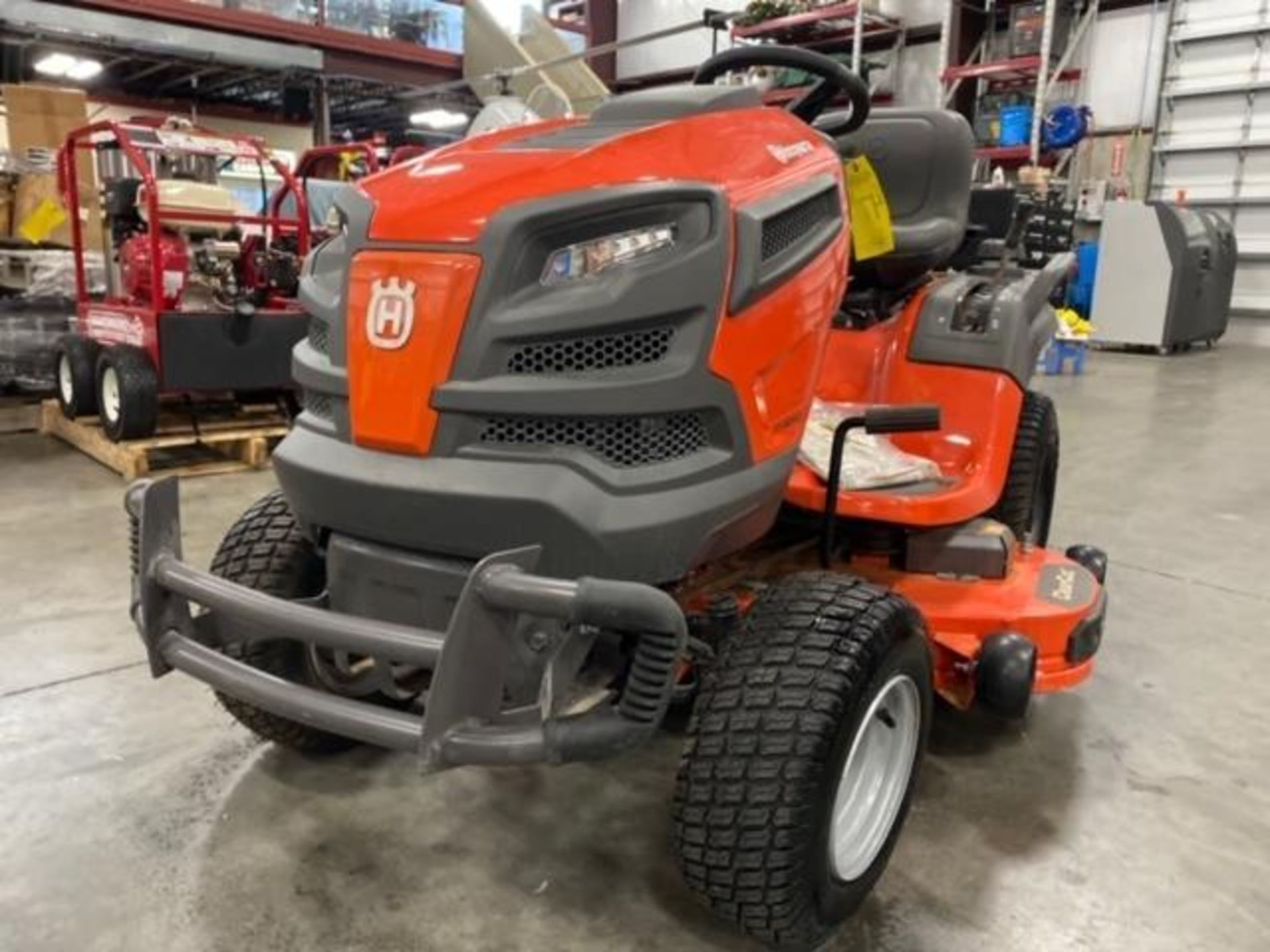 UNUSED HUSQVARNA CLEAR CUT 48" RIDE ON MOWER, YT48DXLS, GAS, 0.4 HOURS SHOWING, RUNS AND OPERATES - Image 3 of 9