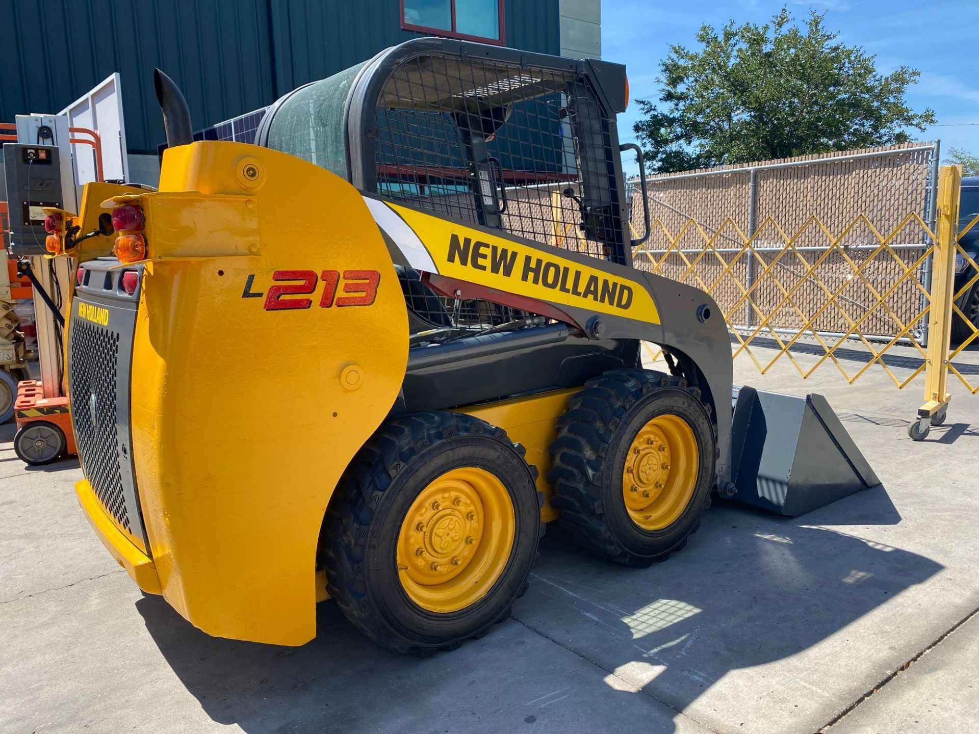 2011 NEW HOLLAND SKID STEER, APPROX. 3,800 HOURS SHOWING, BUCKET ATTACHMENT, RUNS AND OPERATES - Image 6 of 8