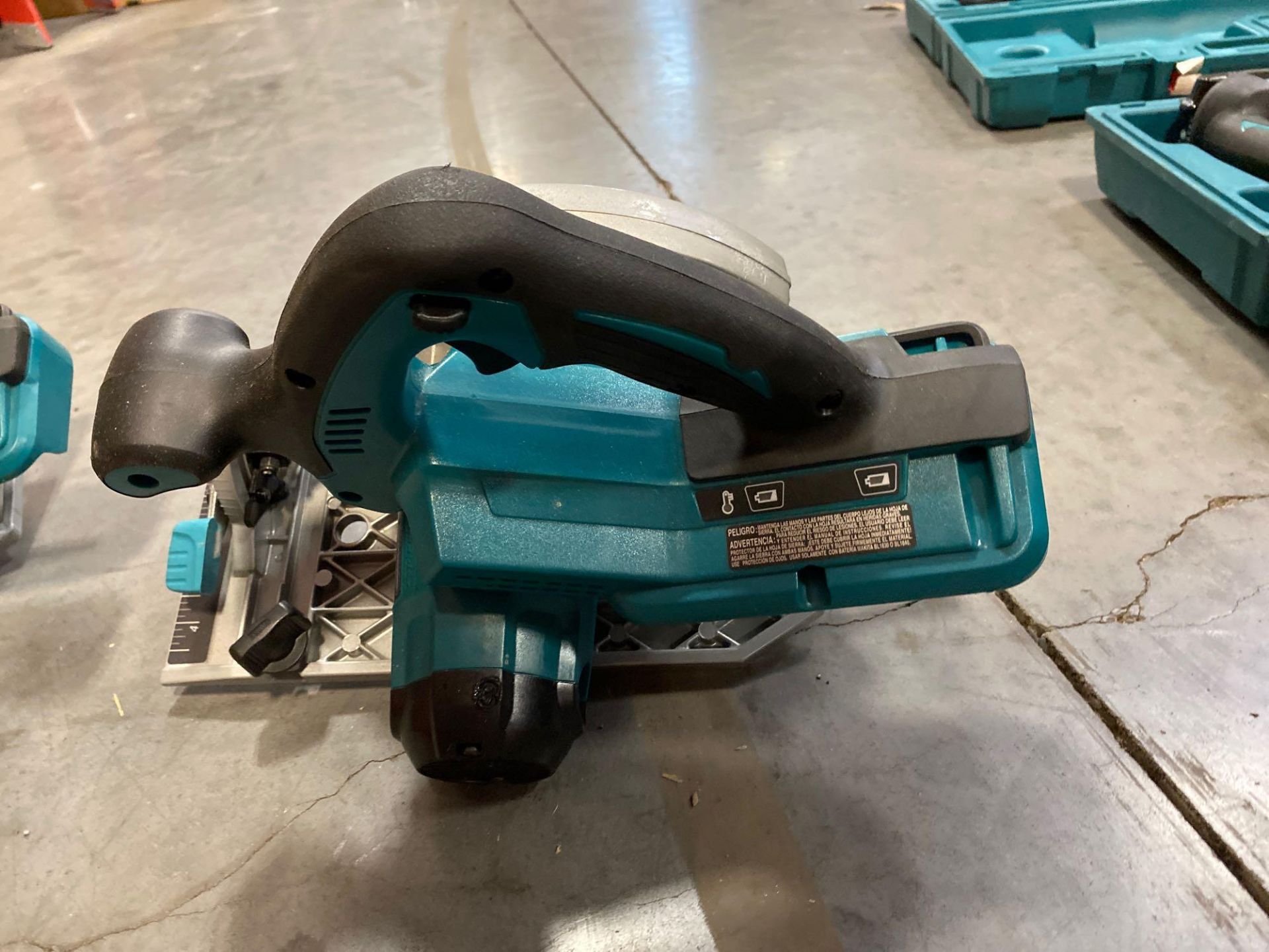 UNUSED RECONDITIONED MAKITA 36V SAW - Image 3 of 3