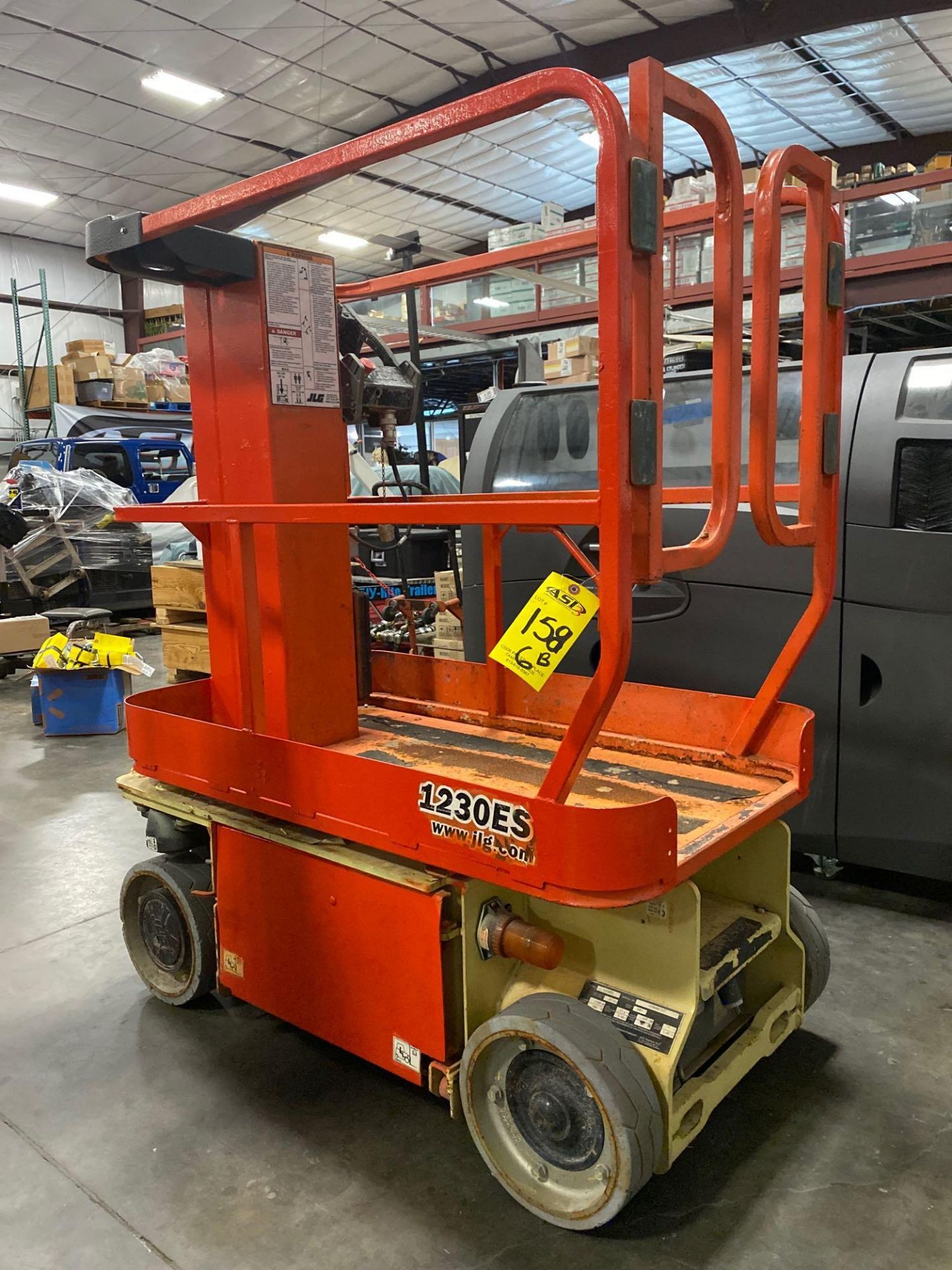 JLG 1230ES ELECTRIC MAN LIFT, SELF PROPELLED, BUILT IN BATTERY CHARGER, 12' PLATFORM HEIGHT, 444 HOU - Image 5 of 6