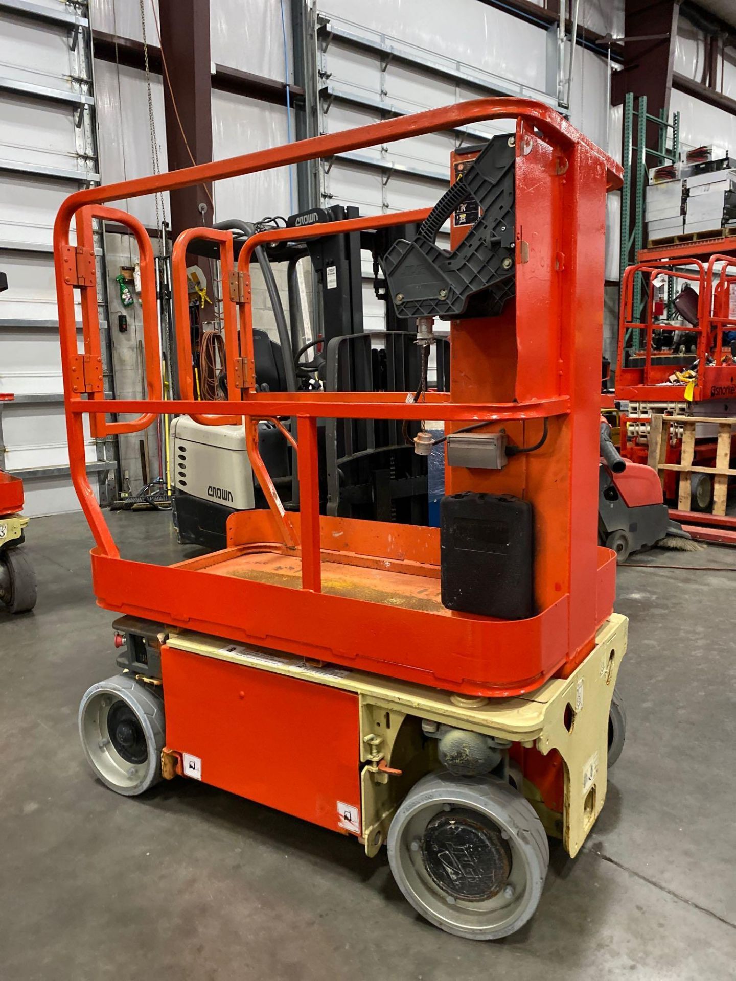 JLG 1230ES ELECTRIC MAN LIFT, SELF PROPELLED, BUILT IN BATTERY CHARGER, 12' PLATFORM HEIGHT, 376 HOU - Image 3 of 5