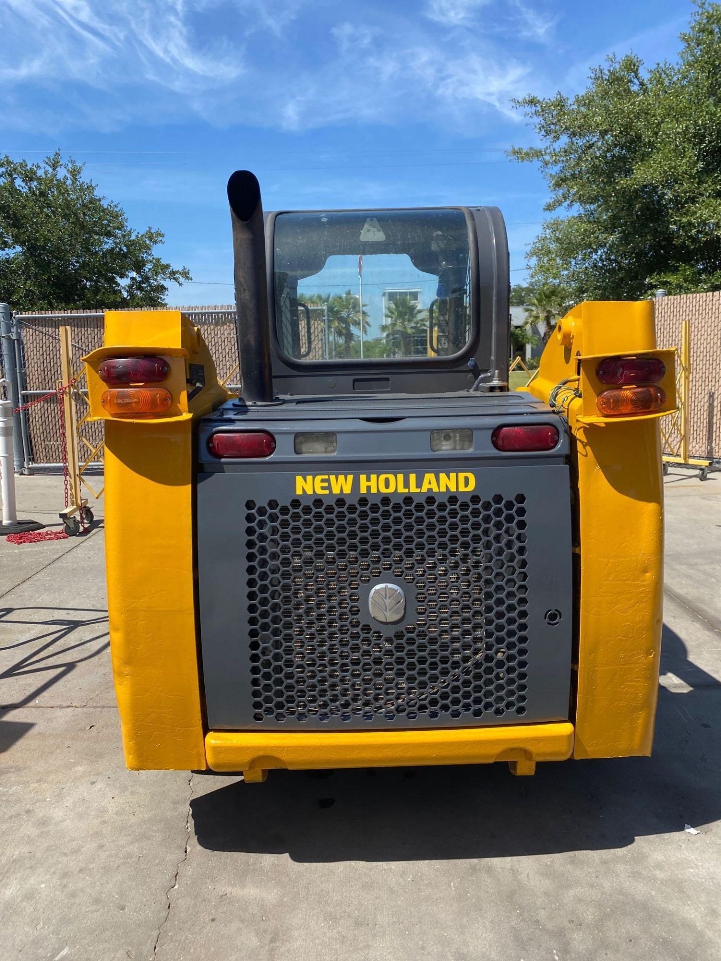 2011 NEW HOLLAND SKID STEER, APPROX. 3,800 HOURS SHOWING, BUCKET ATTACHMENT, RUNS AND OPERATES - Image 7 of 8