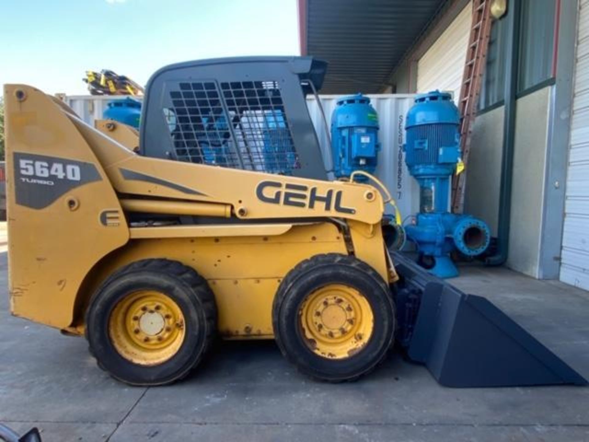 2010 GEHL 5640 TIRBO DIESEL SKID STEER WITH BUCKET ATTACHMENT, RUNS AND OPERATES - Image 2 of 7