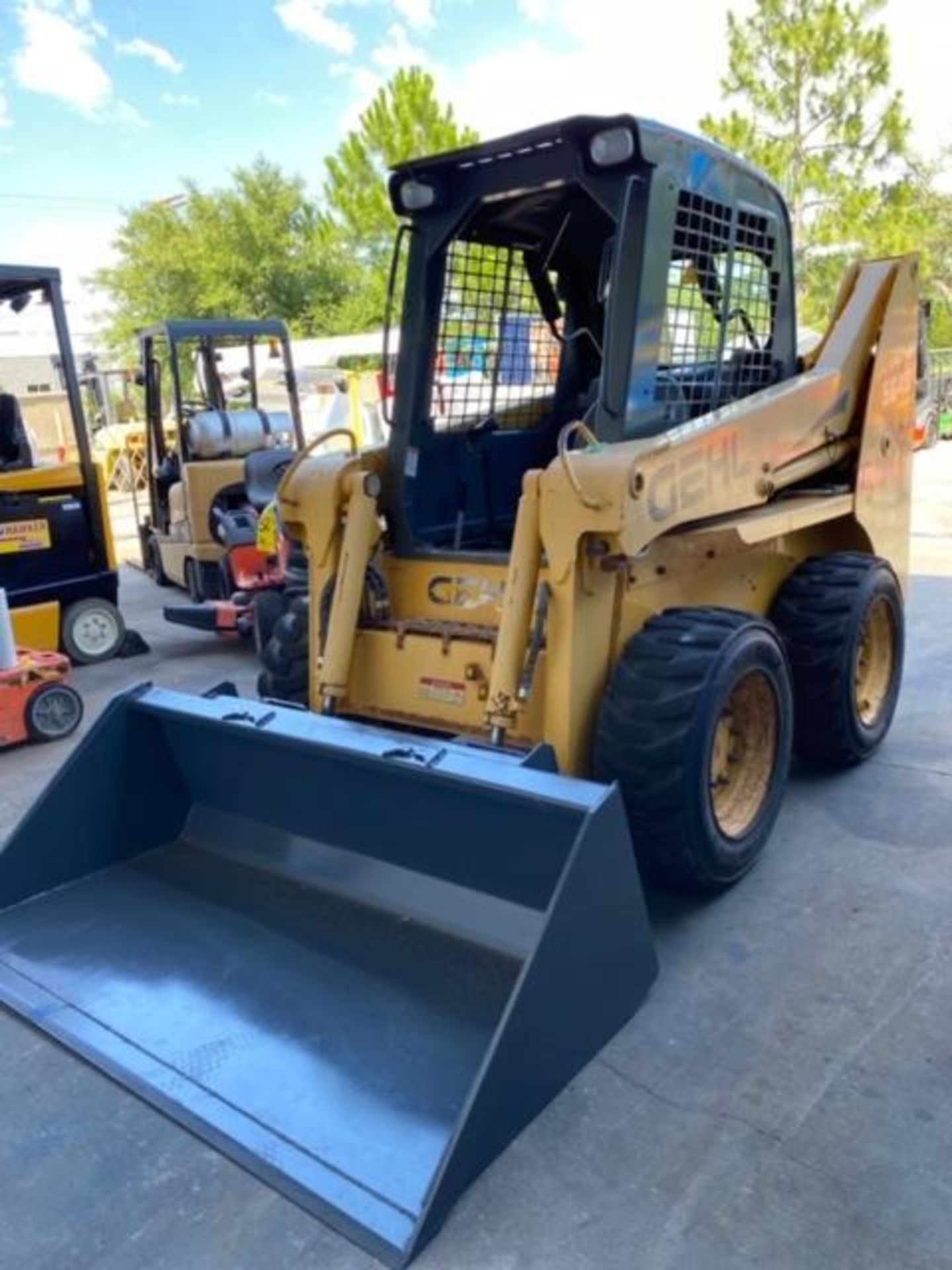 2010 GEHL 5640 TIRBO DIESEL SKID STEER WITH BUCKET ATTACHMENT, RUNS AND OPERATES - Image 5 of 7