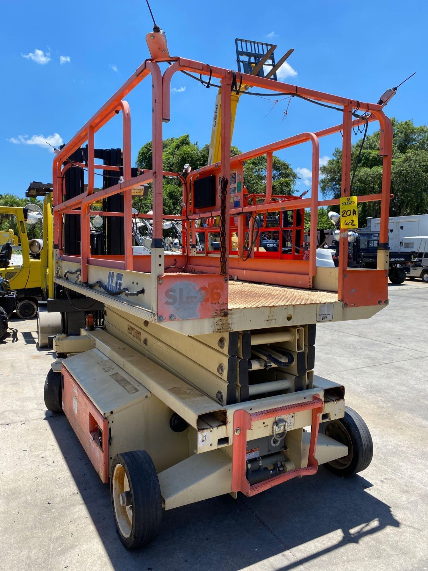 JLG 2658 ELECTRIC SCISSOR LIFT, SELF PROPELLED, SLIDE OUT EORK PLATFORM, BUILT IN BATTERY CHARGER, 2 - Image 2 of 5