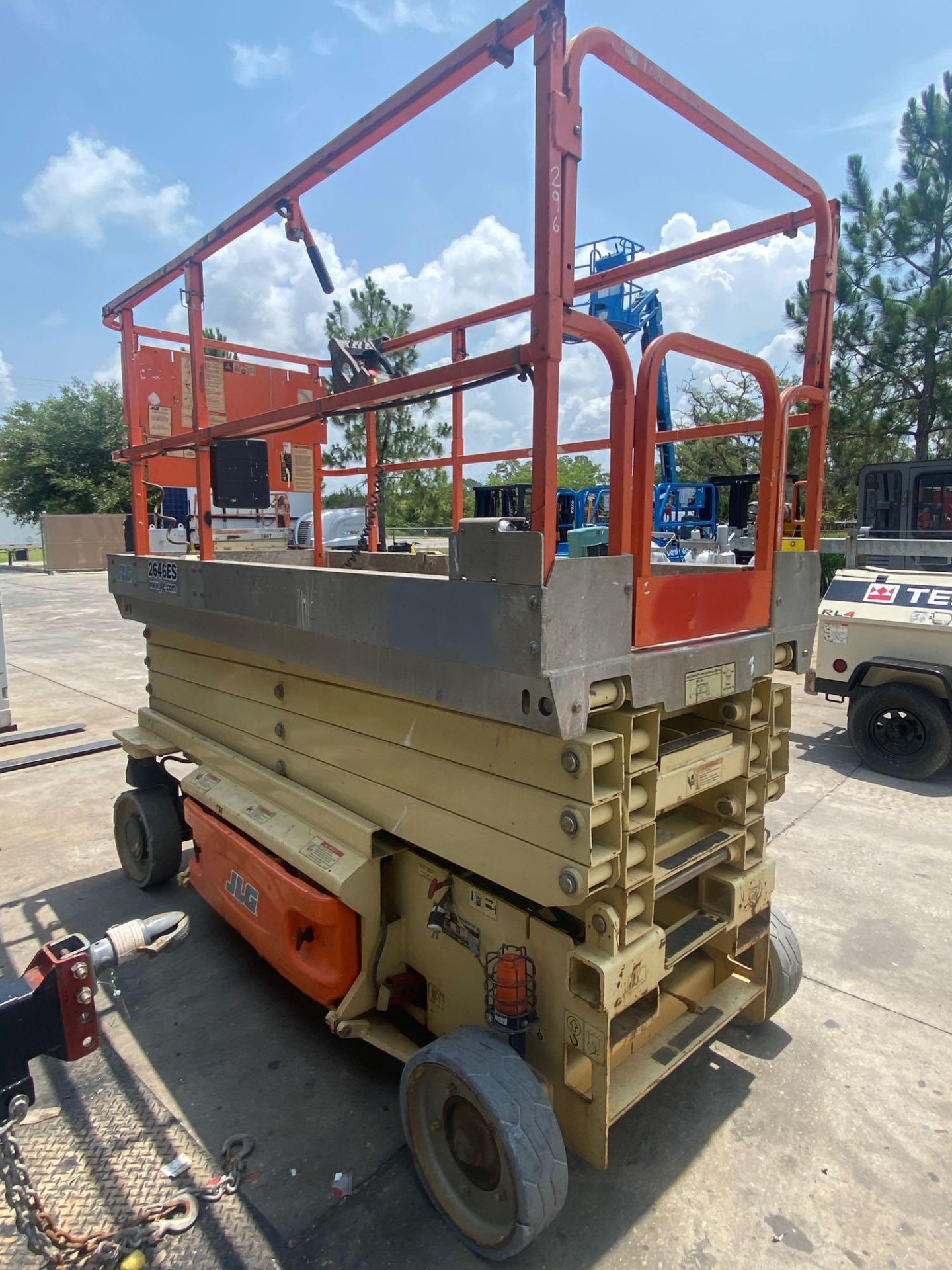 2012 JLG 2646ES SELF PROPELLED SCISSOR LIFT, 26’ MAX PLATFORM HEIGHT, 24V, BUILT IN CHARGER, RUNS AN - Image 2 of 7