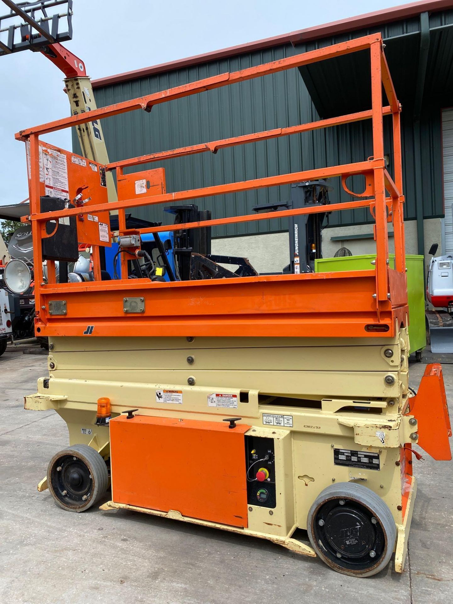 2015 JLG 1932RS ELECTRIC SCISSOR LIFT, SELF PROPELLED, 19' PLATFORM HEIGHTT, BUILT IN BATTERY CHARGE - Image 4 of 7